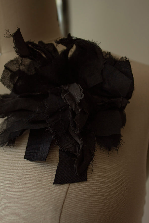 N° 51 crushed bloom brooch - sumi black - L