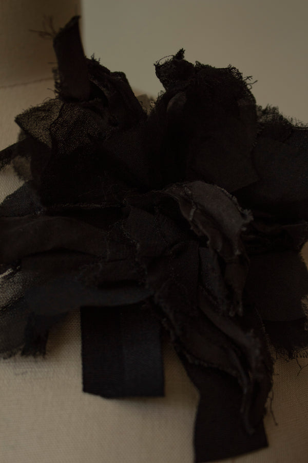 N° 51 crushed bloom brooch - sumi black - L
