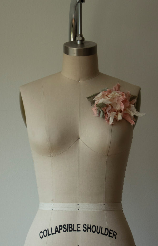 N° 51 crushed bloom brooch - ame pink - M