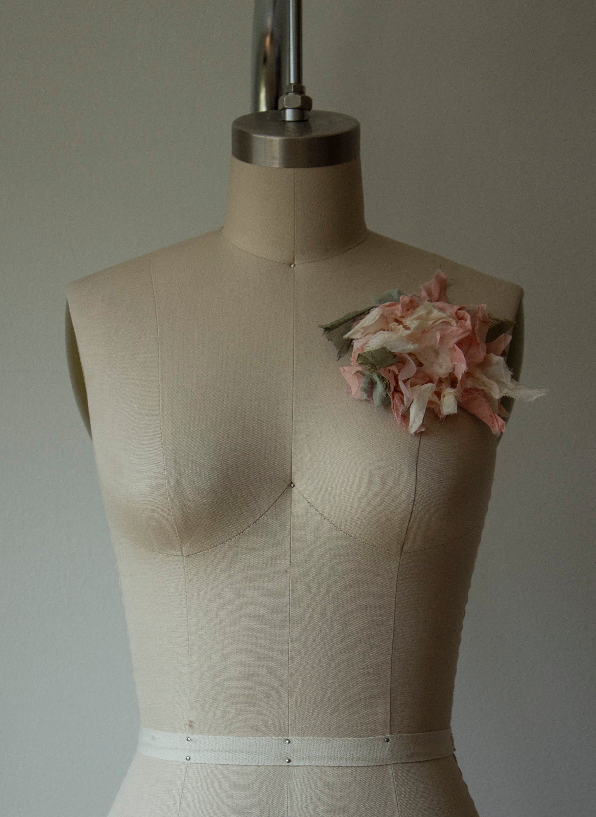 N° 51 crushed bloom brooch - ame pink - M