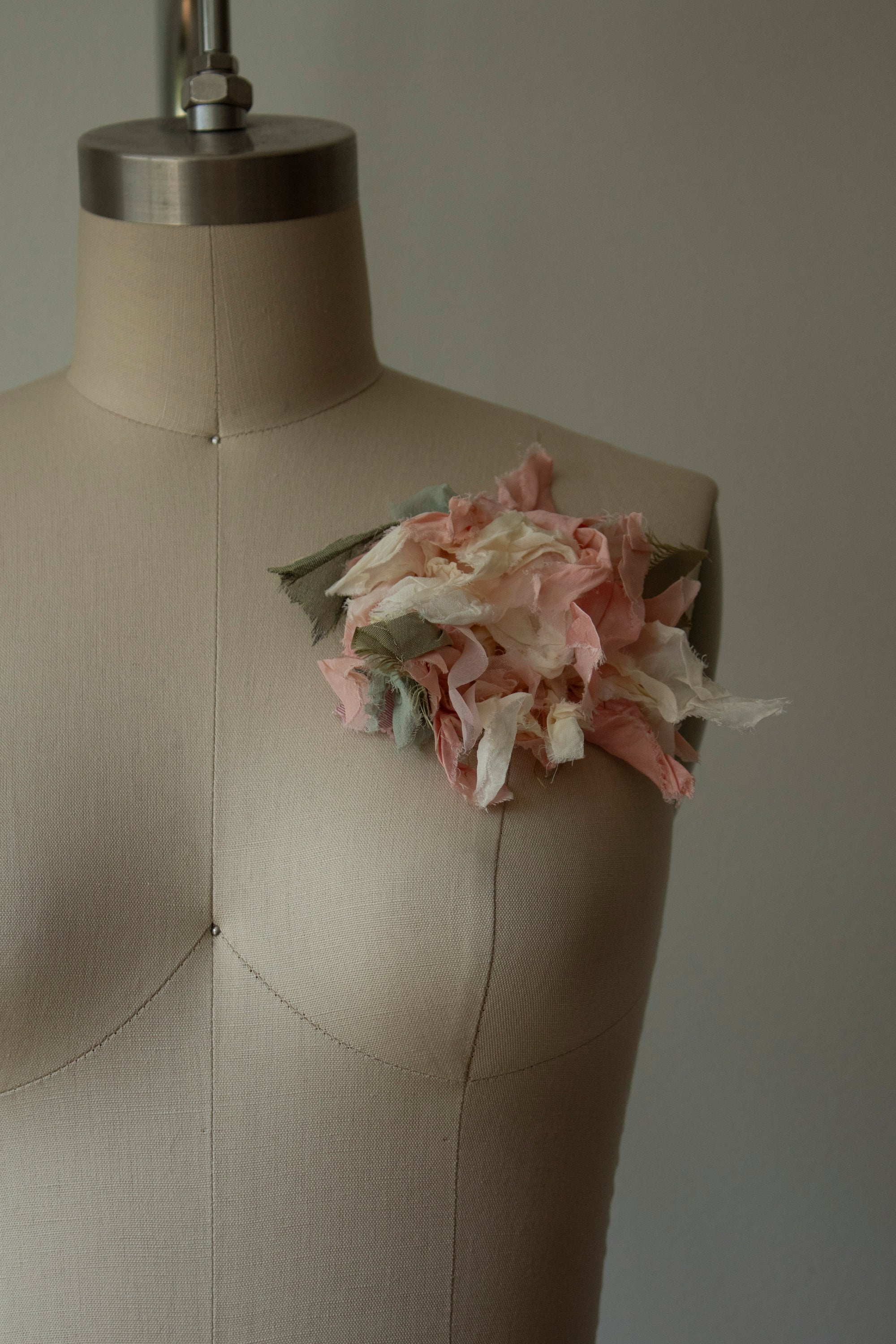 N° 51 crushed bloom brooch - ame pink - L