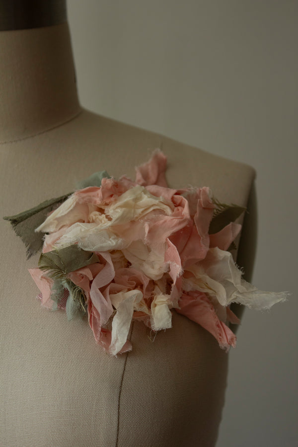 N° 51 crushed bloom brooch - ame pink - M