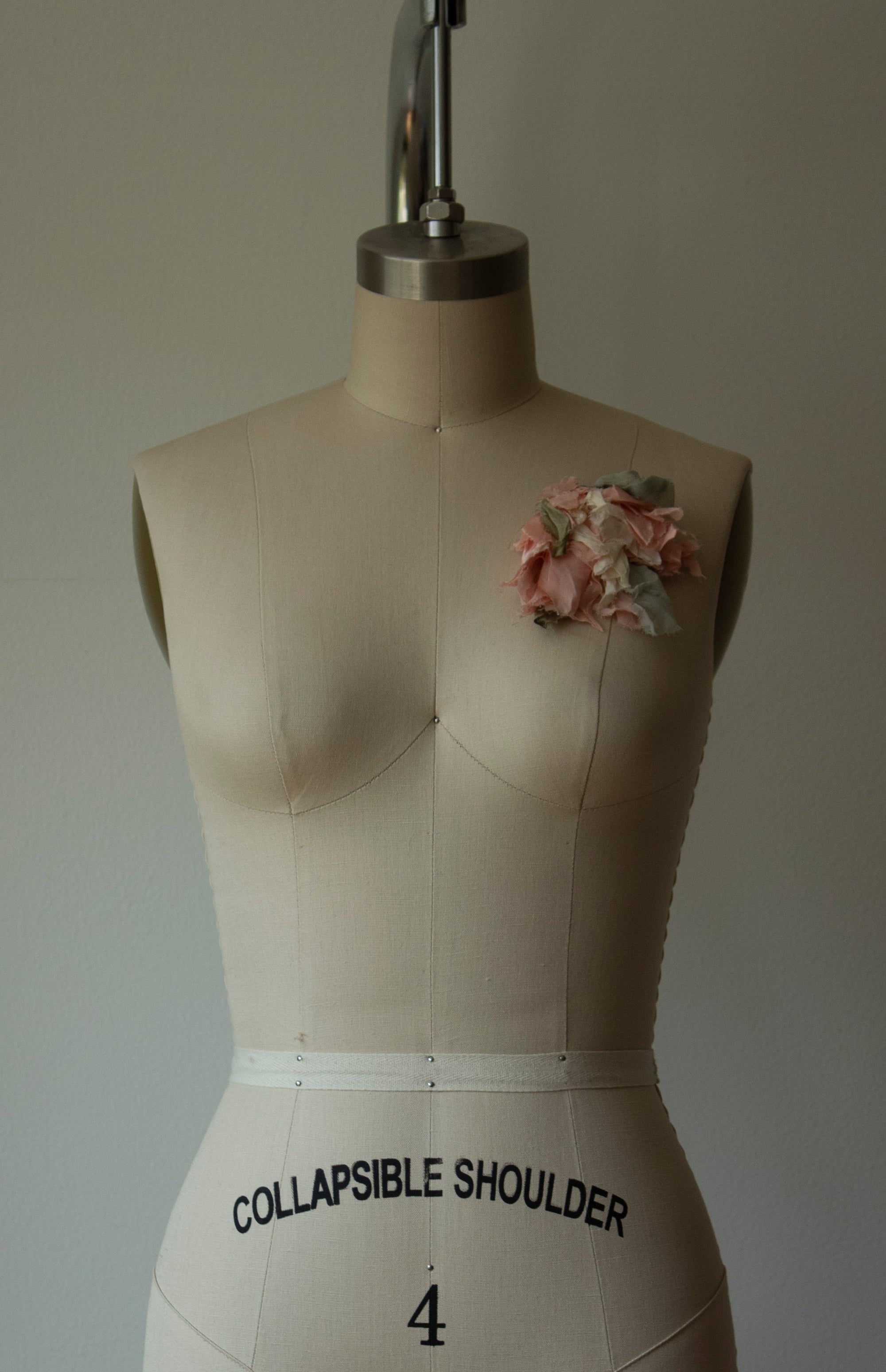 N° 51 crushed bloom brooch - ame pink - M