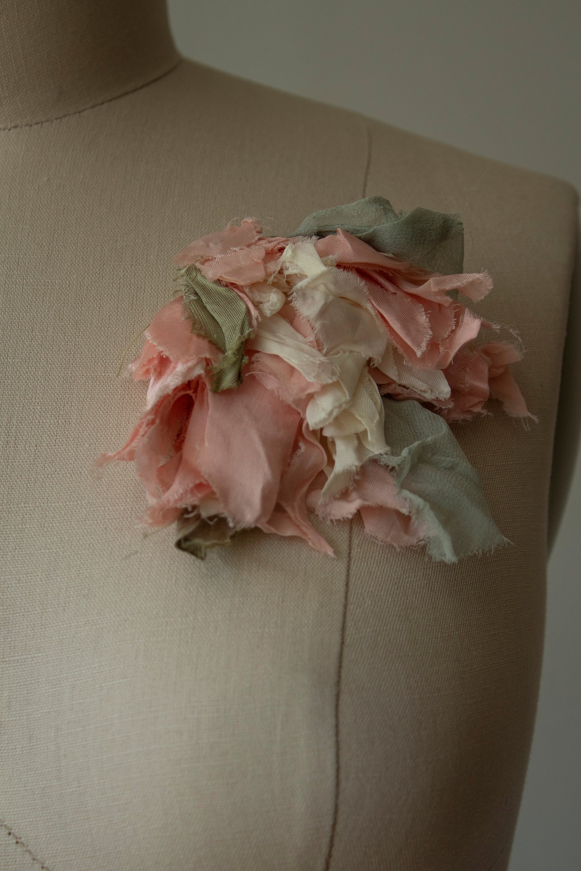 N° 51 crushed bloom brooch - ame pink - M