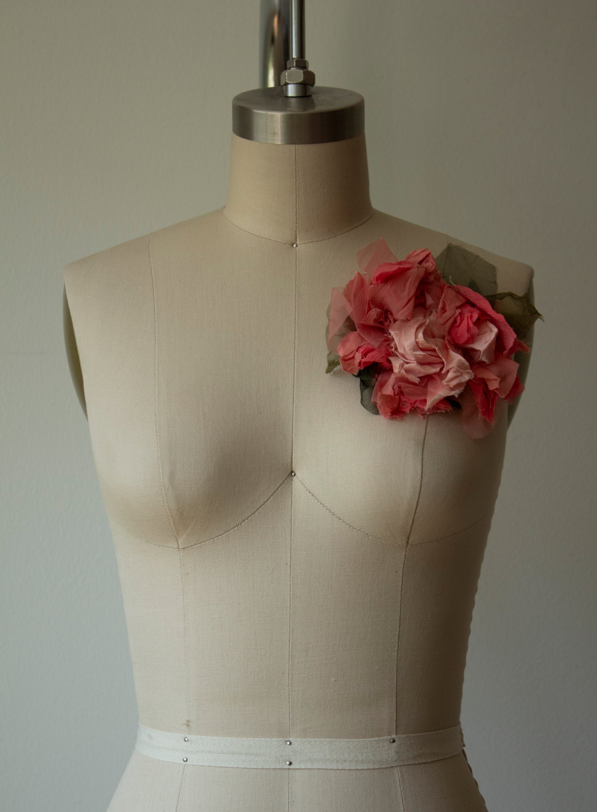 N° 51 crushed bloom brooch - akizakura pink - L