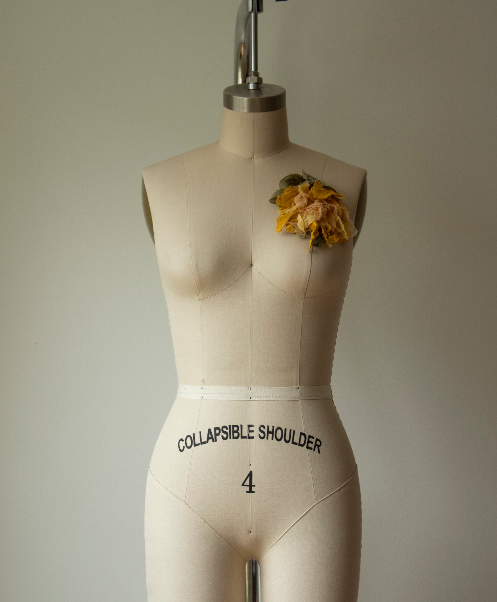 N° 51 crushed bloom brooch - taiyo yellow - L