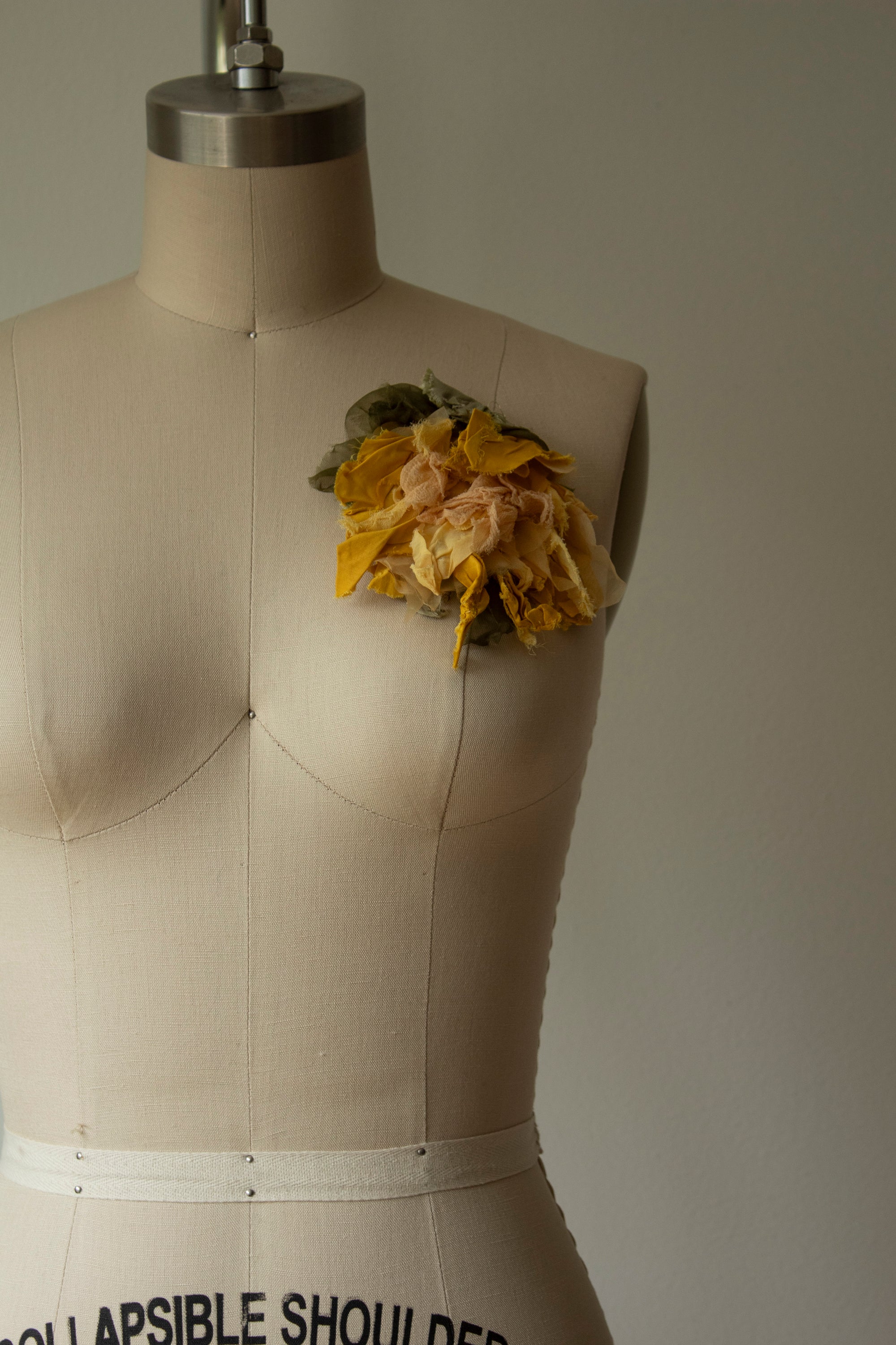 N° 51 crushed bloom brooch - taiyo yellow - L