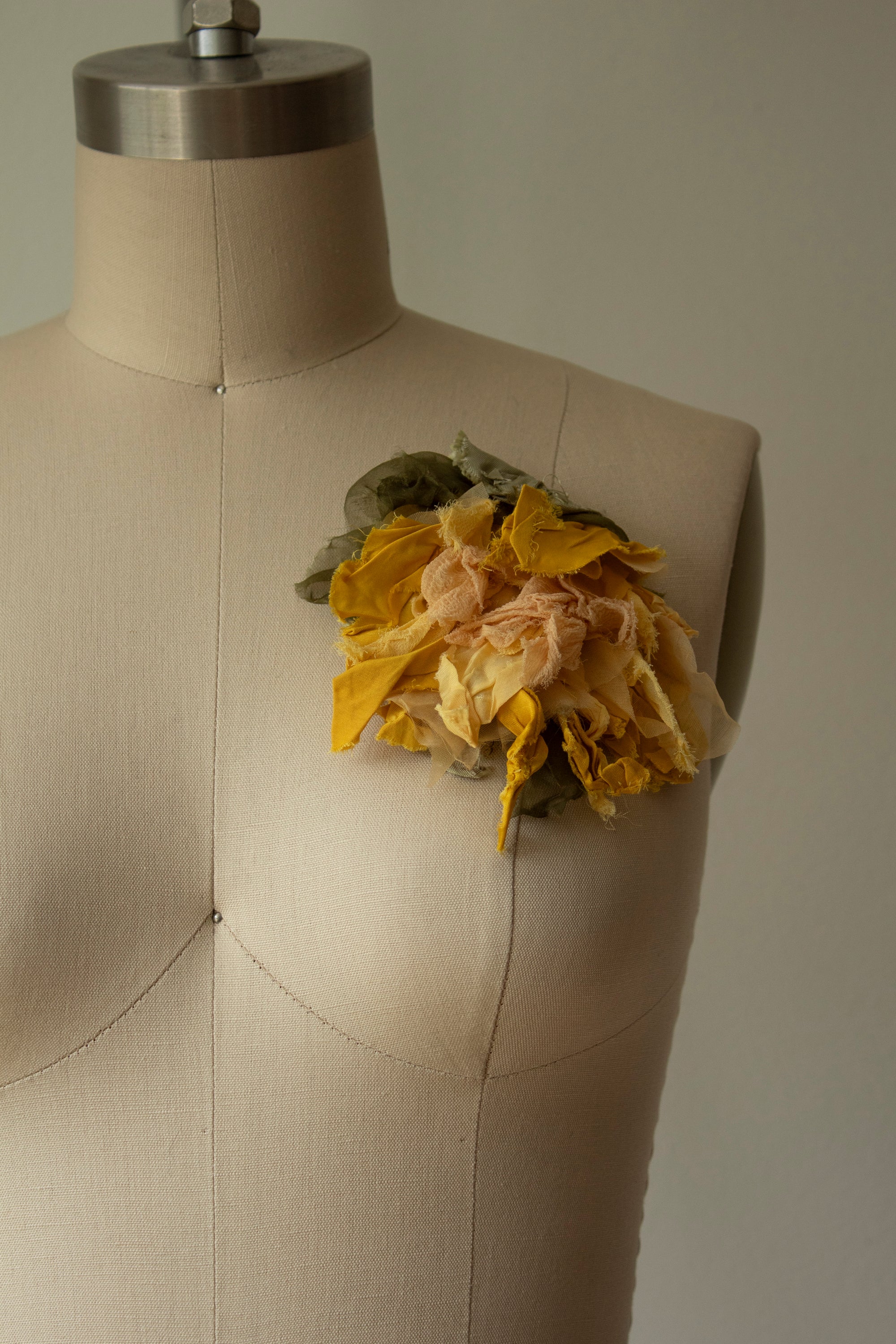 N° 51 crushed bloom brooch - taiyo yellow - L