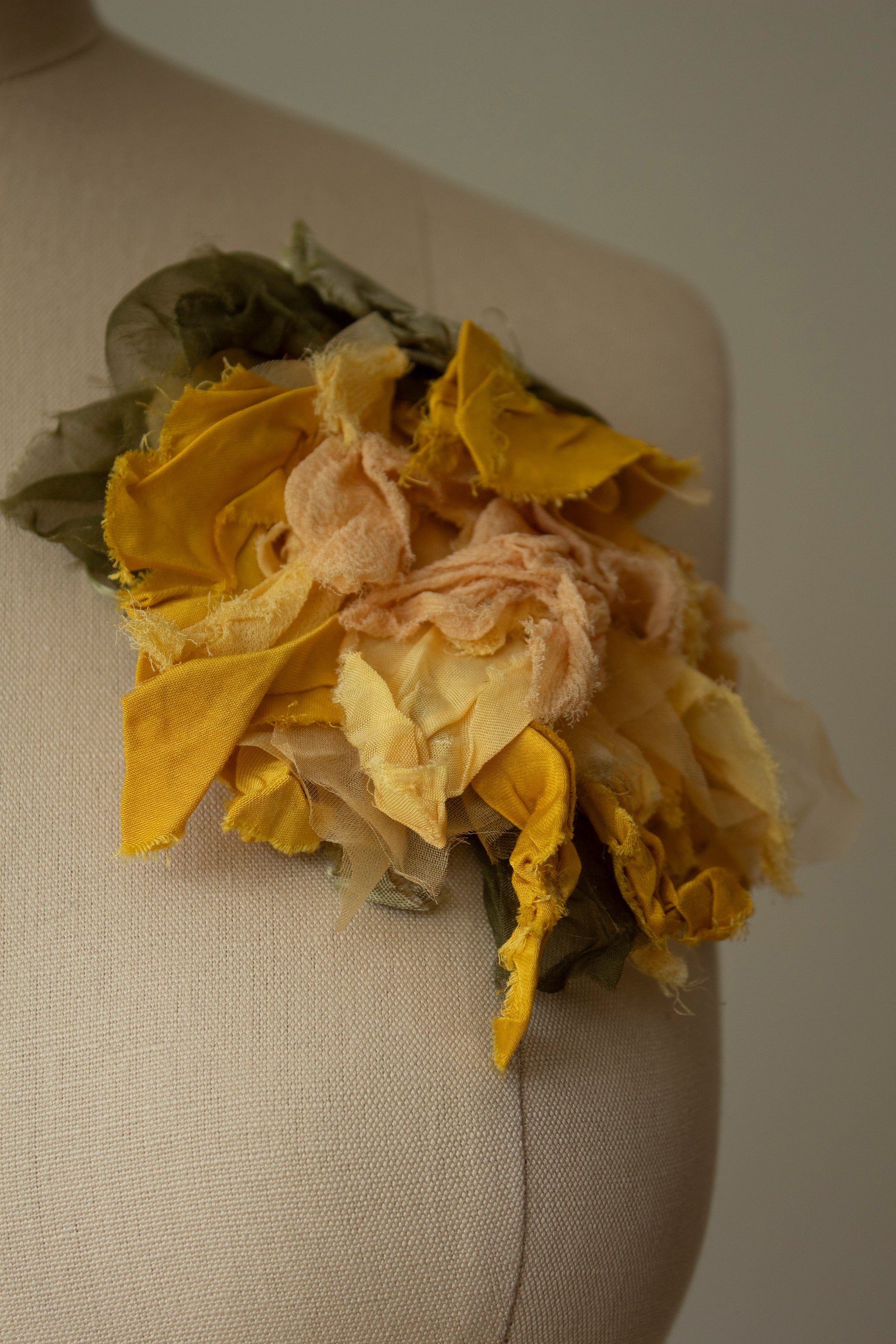 N° 51 crushed bloom brooch - taiyo yellow - L