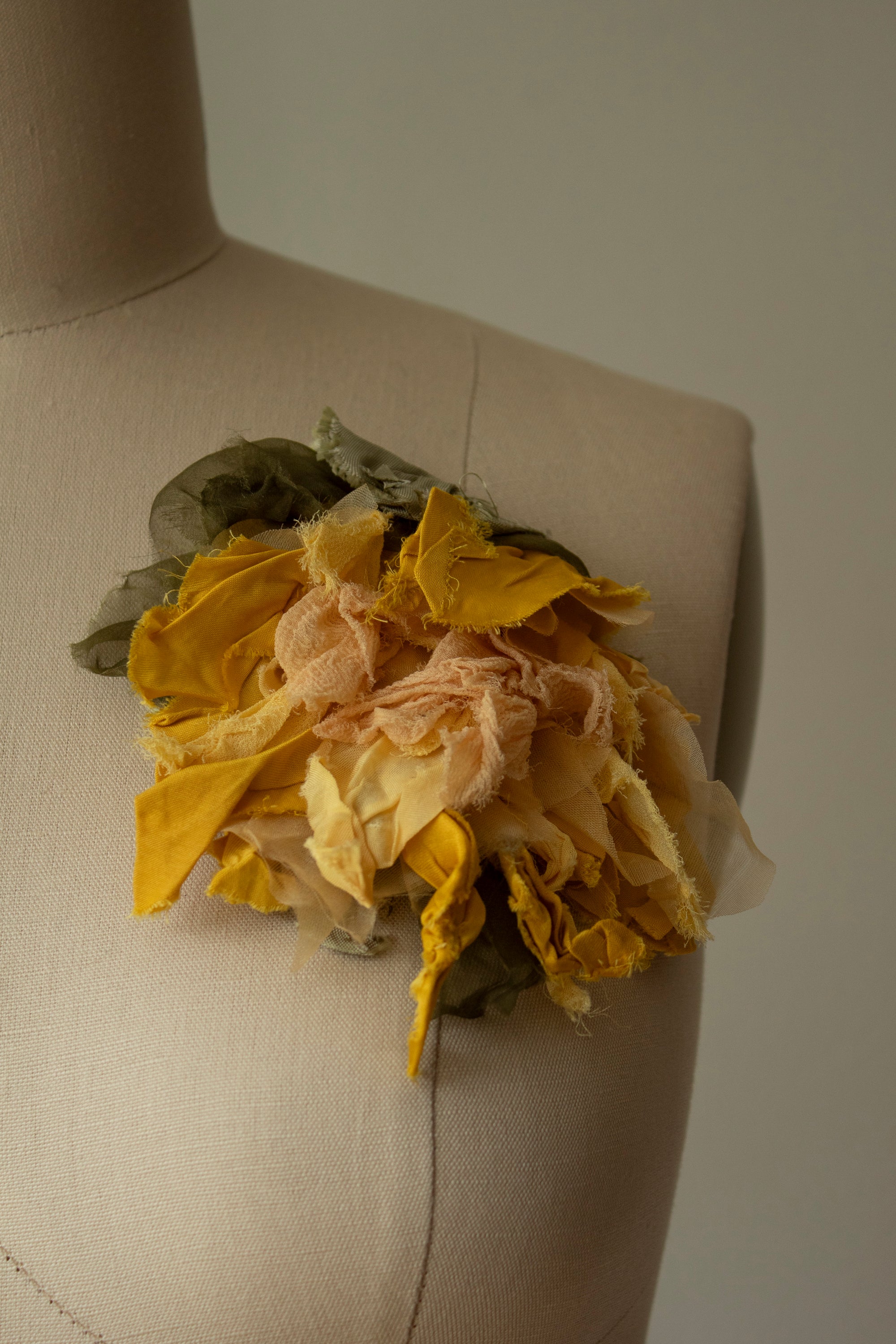 N° 51 crushed bloom brooch - taiyo yellow - L