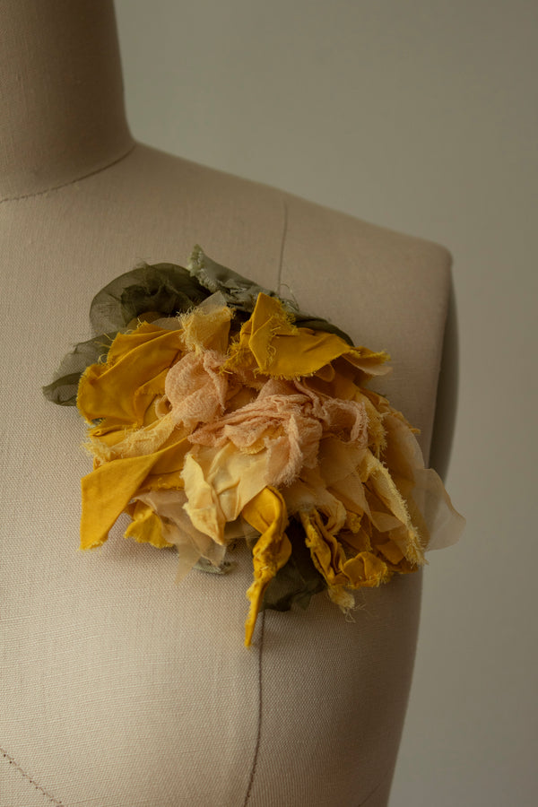 N° 51 crushed bloom brooch - taiyo yellow - L