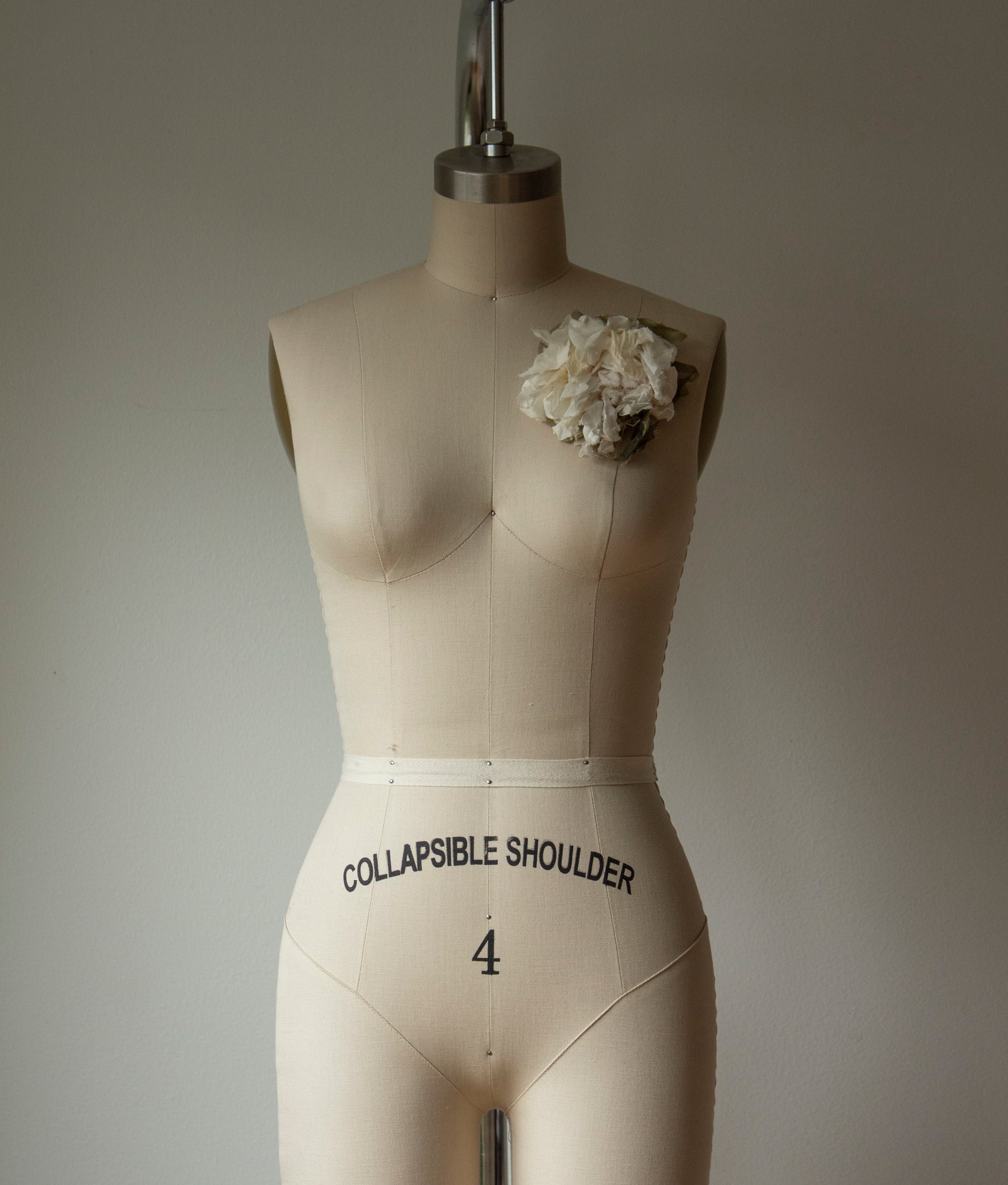 N° 51 crushed bloom brooch - yuki white - L