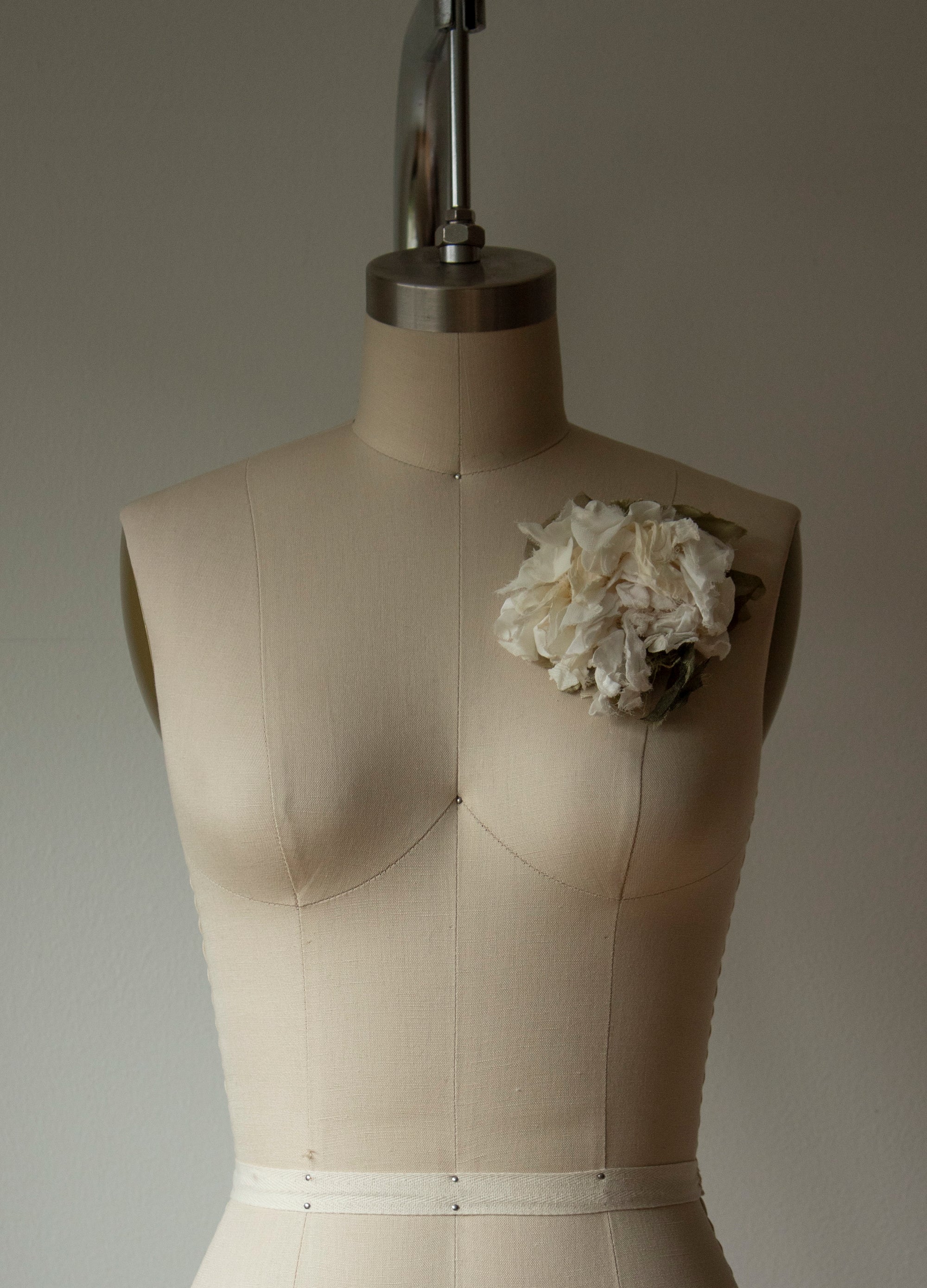N° 51 crushed bloom brooch - yuki white - L