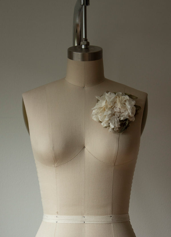 N° 51 crushed bloom brooch - yuki white - L