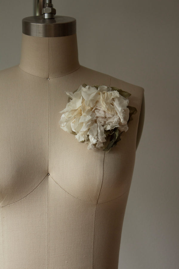 N° 51 crushed bloom brooch - yuki white - L