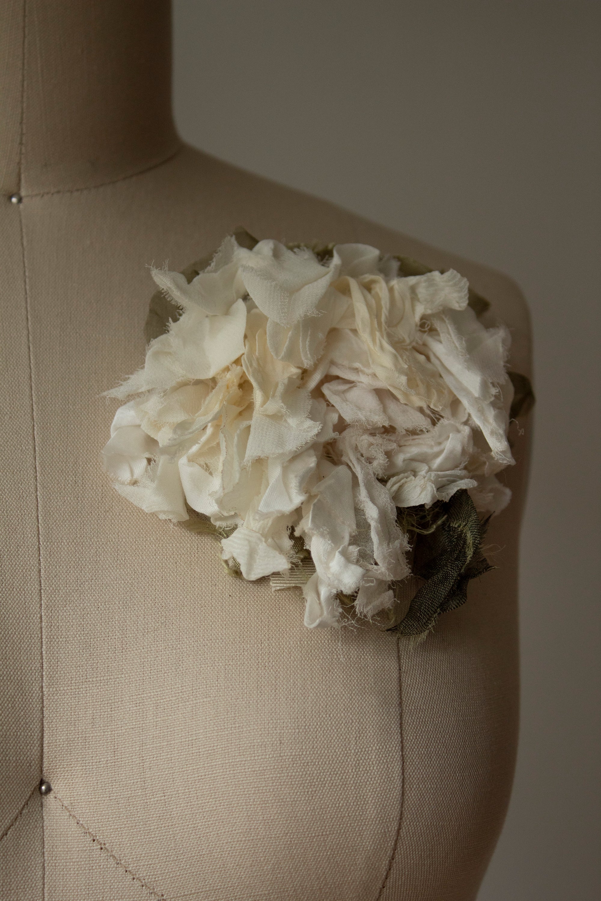 N° 51 crushed bloom brooch - yuki white - L