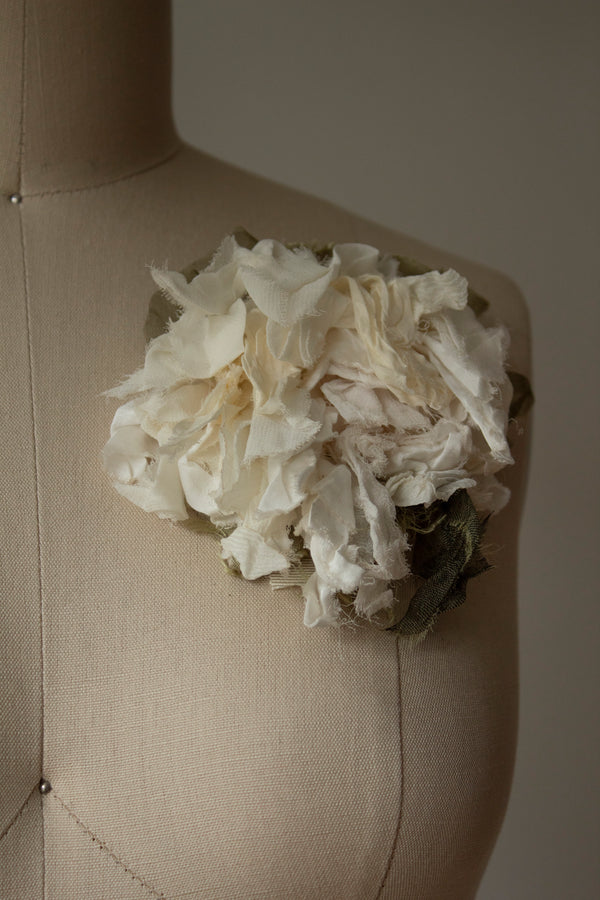 N° 51 crushed bloom brooch - yuki white - L