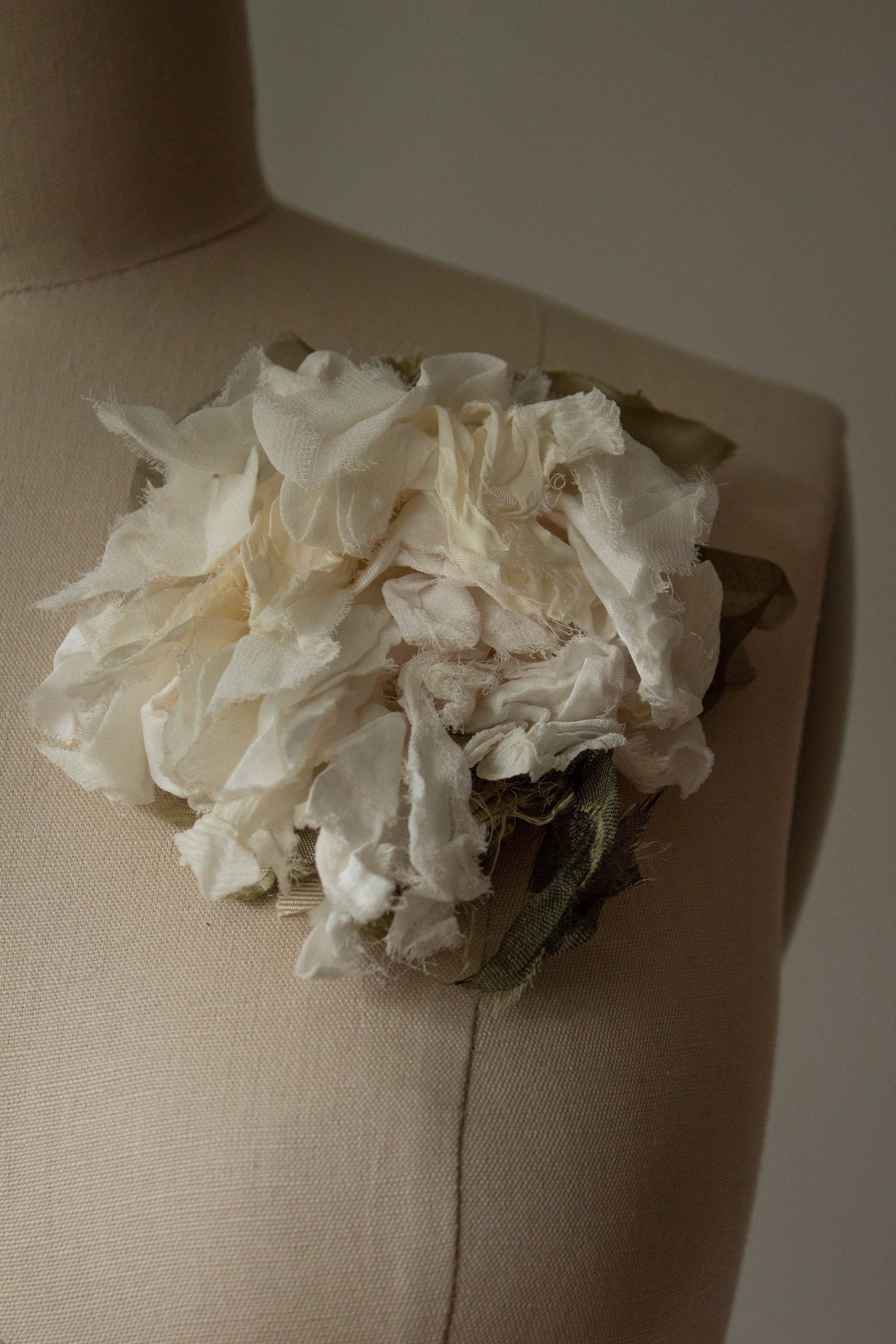 N° 51 crushed bloom brooch - yuki white - L