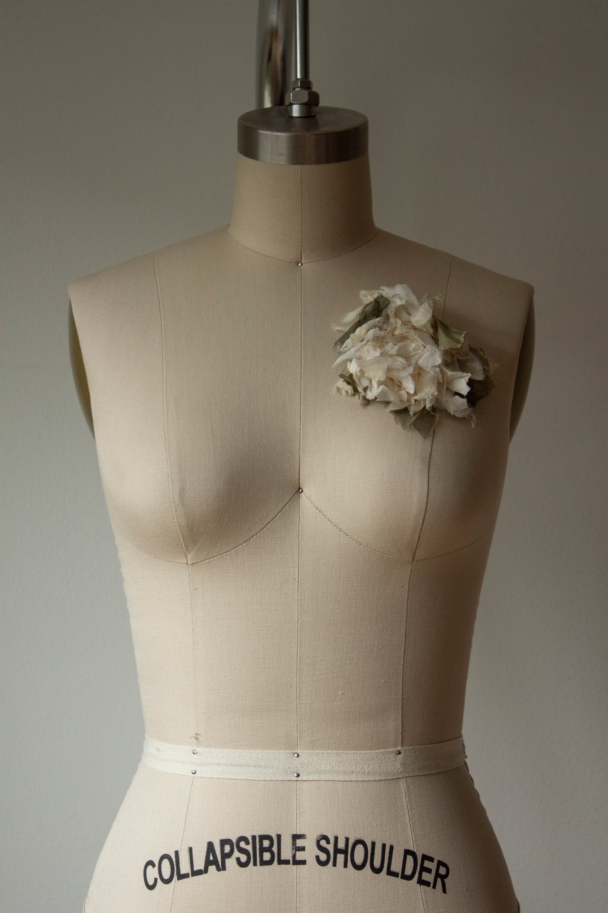 N° 51 crushed bloom brooch - yuki white - M