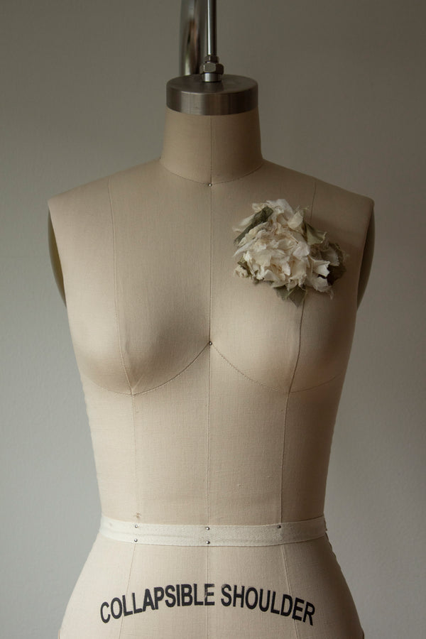 N° 51 crushed bloom brooch - yuki white - M