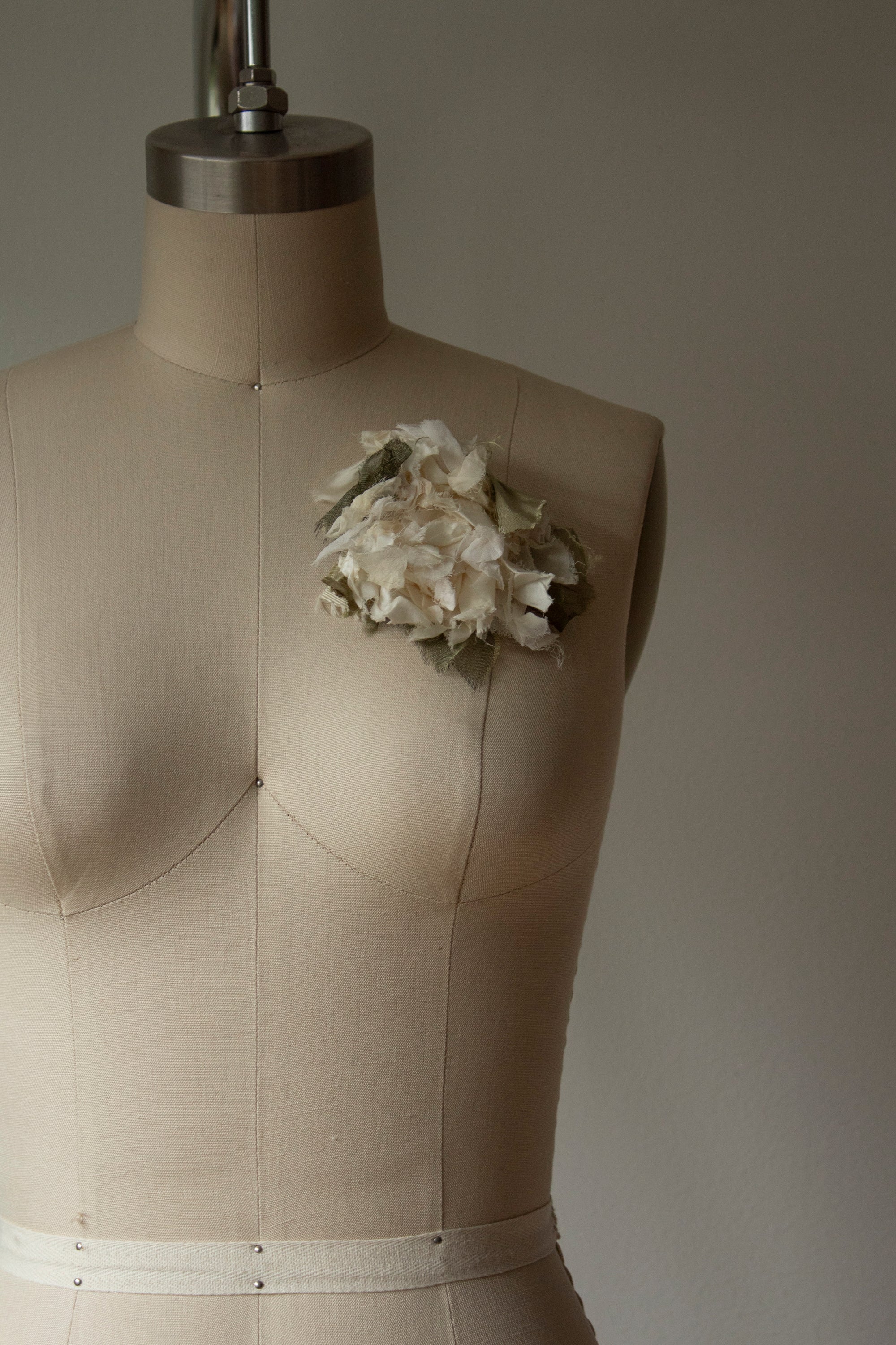 N° 51 crushed bloom brooch - yuki white - M