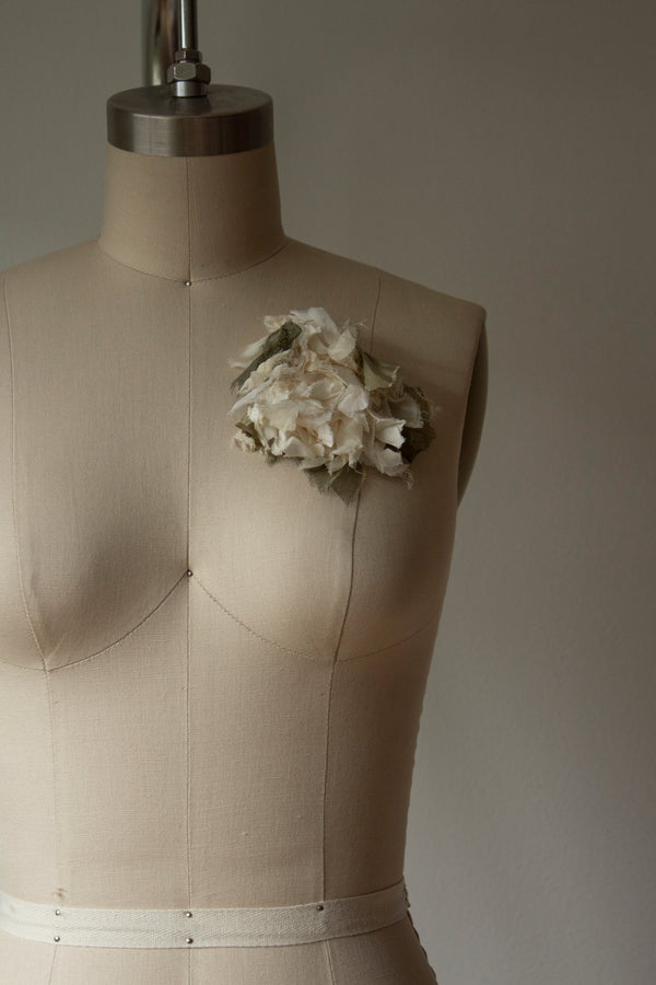 N° 51 crushed bloom brooch - yuki white - M