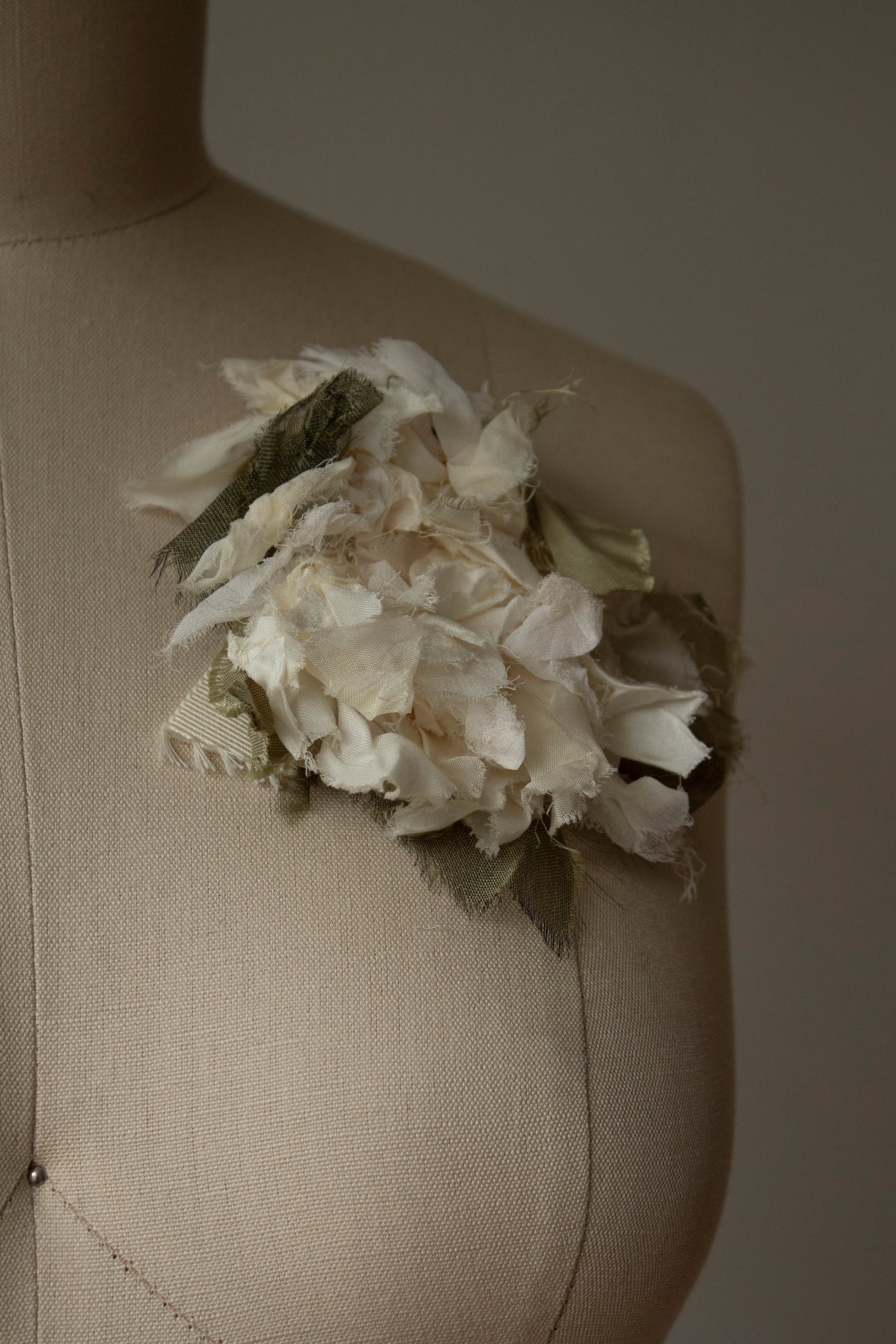 N° 51 crushed bloom brooch - yuki white - M