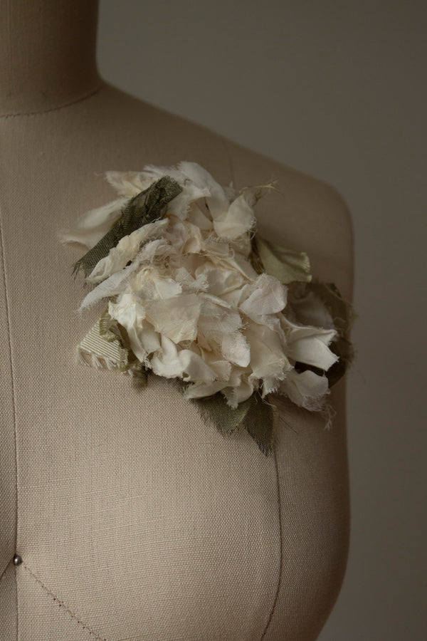 N° 51 crushed bloom brooch - yuki white - M