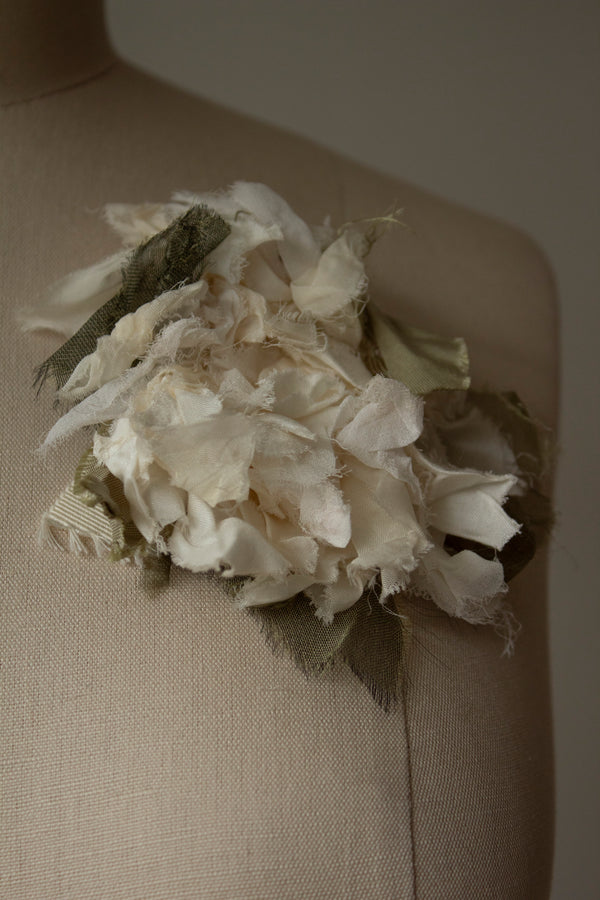 N° 51 crushed bloom brooch - yuki white - M