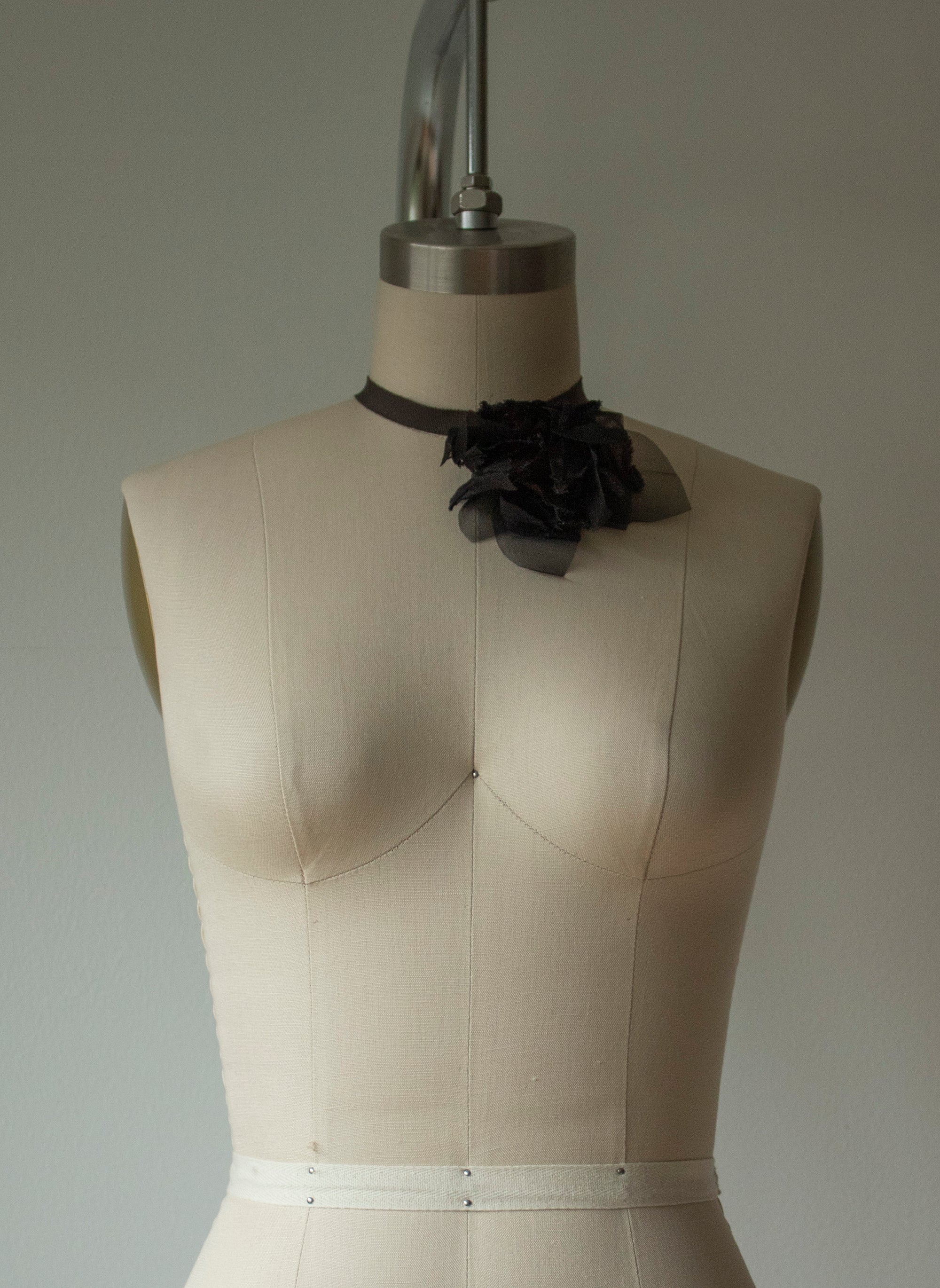 N° 44 crushed bloom choker - sumi black - M