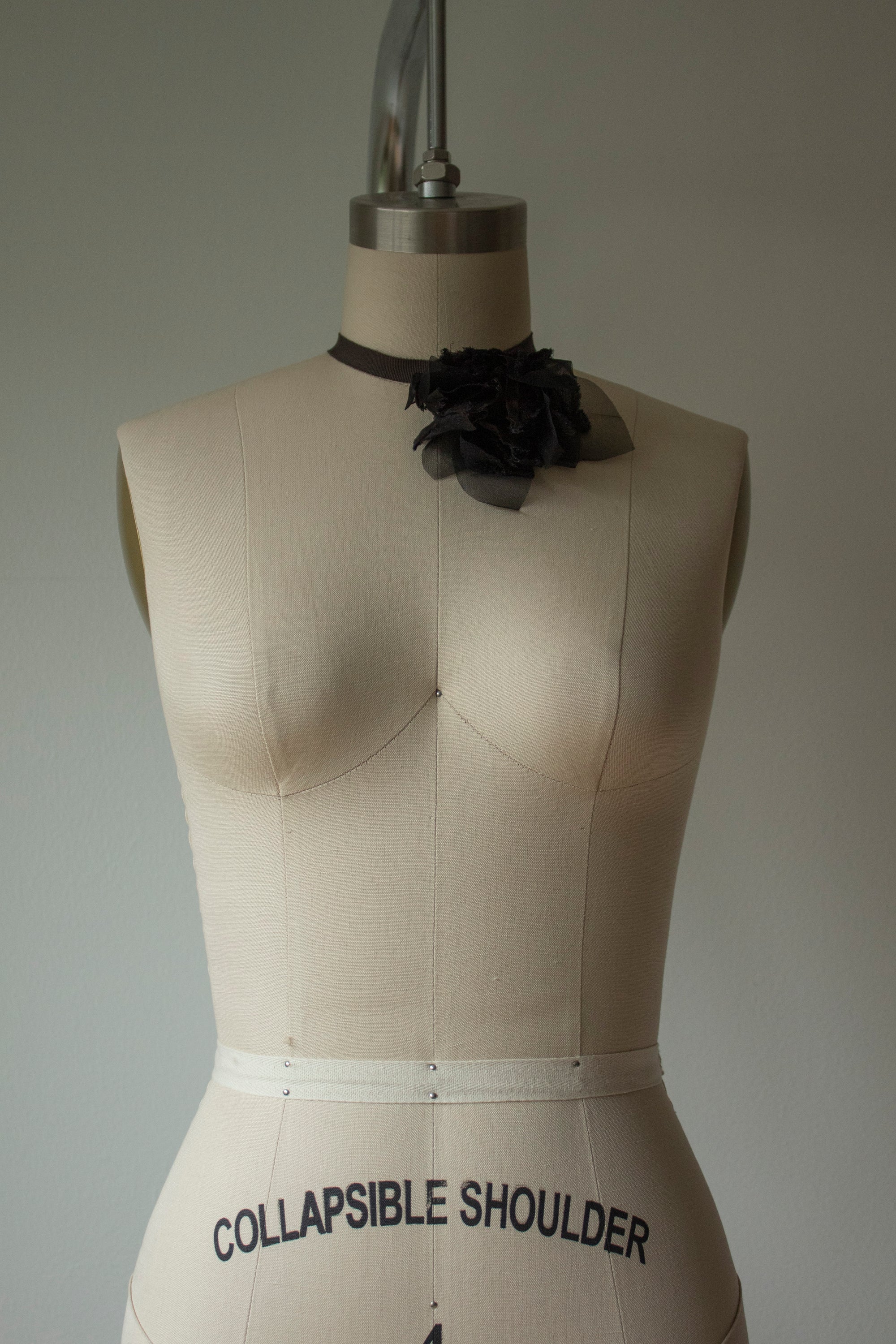 N° 44 crushed bloom choker - sumi black - M