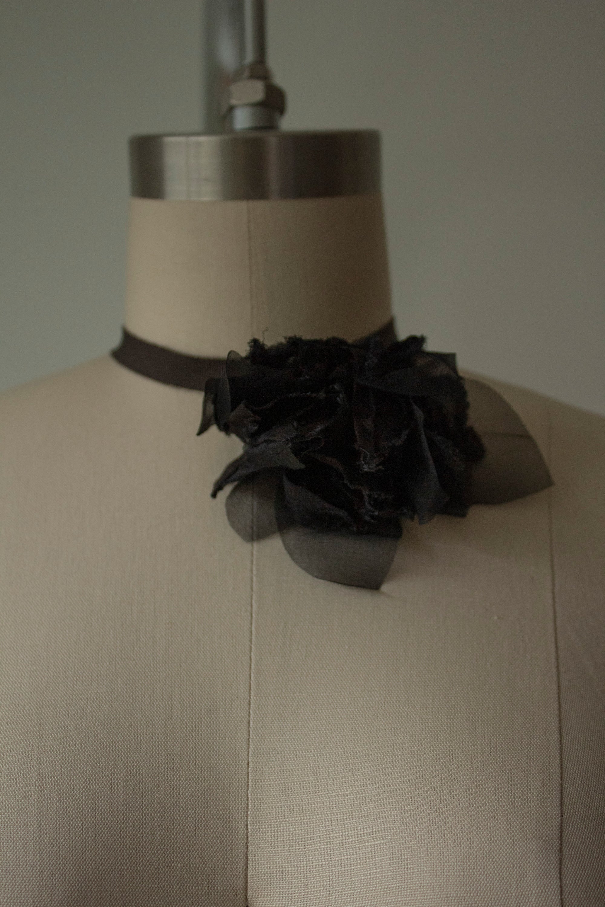 N° 44 crushed bloom choker - sumi black - M