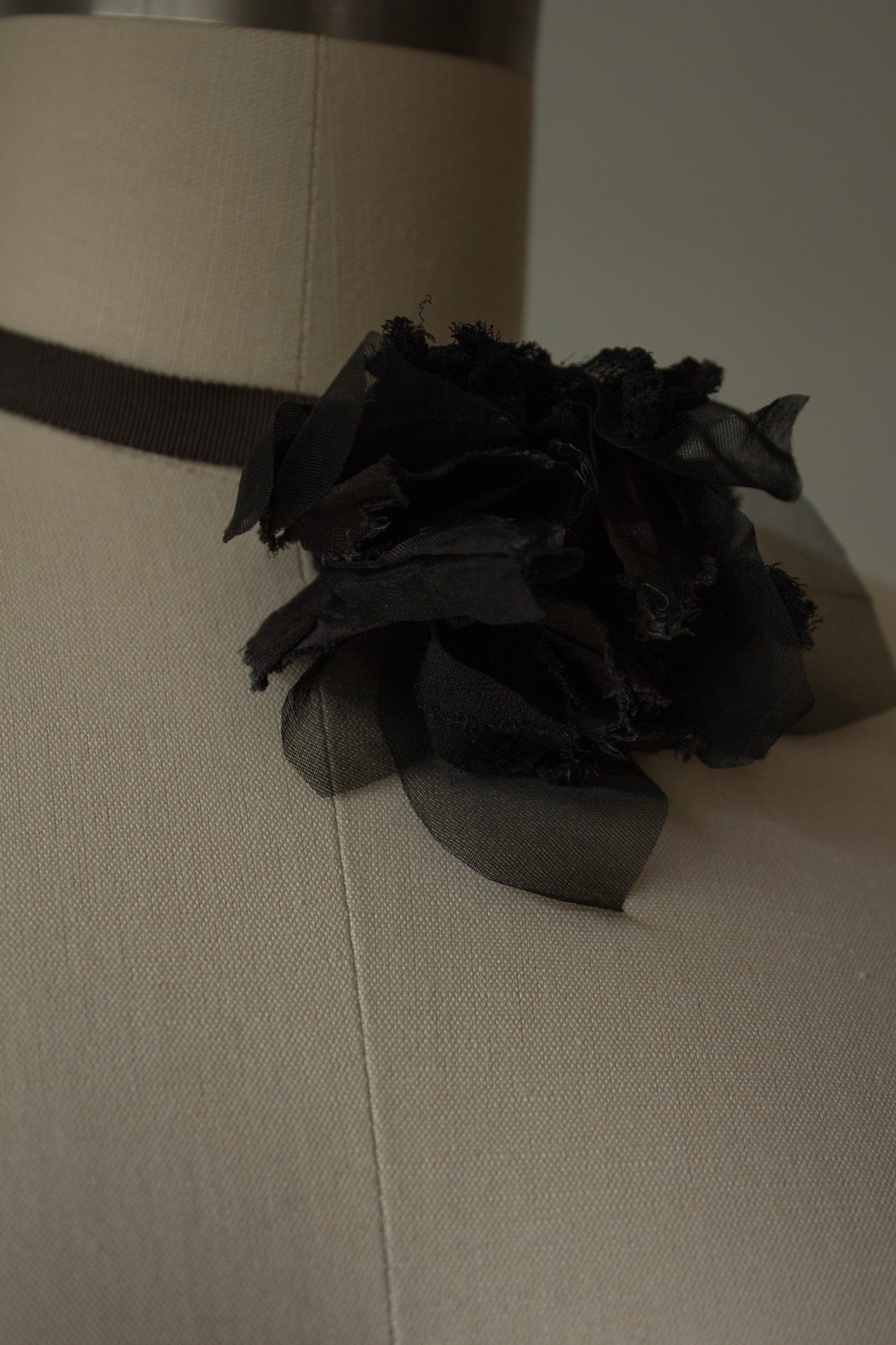 N° 44 crushed bloom choker - sumi black - M