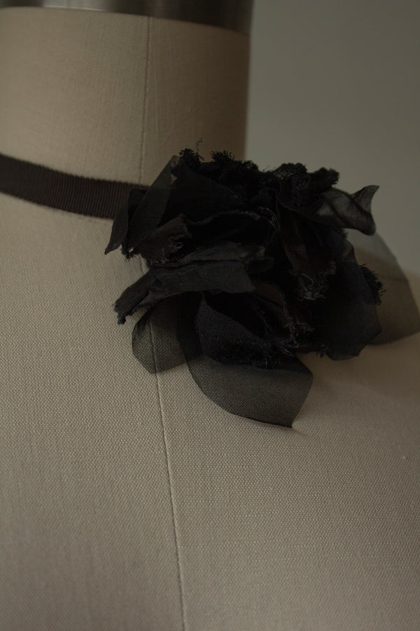 N° 44 crushed bloom choker - sumi black - M