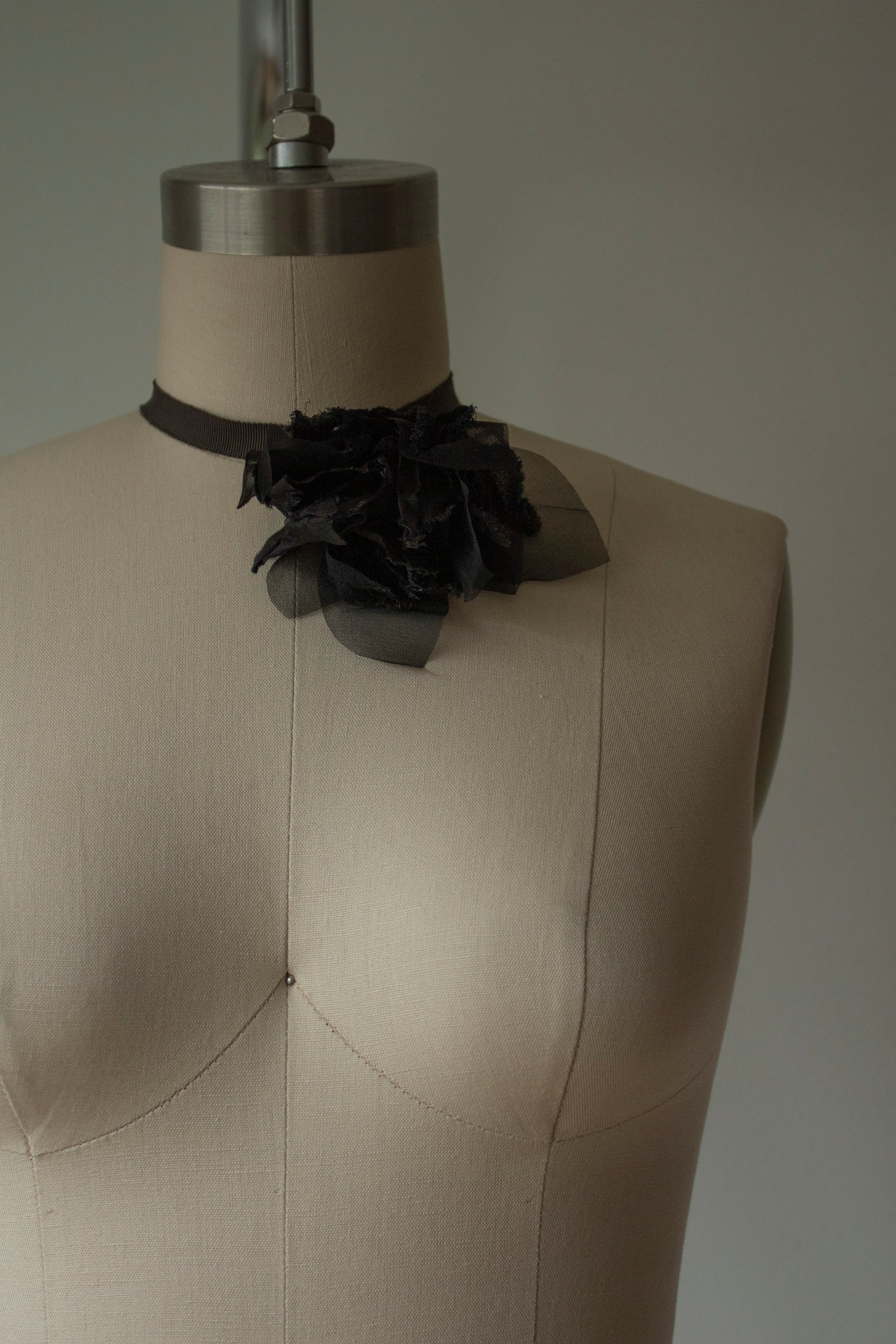 N° 44 crushed bloom choker - sumi black - M