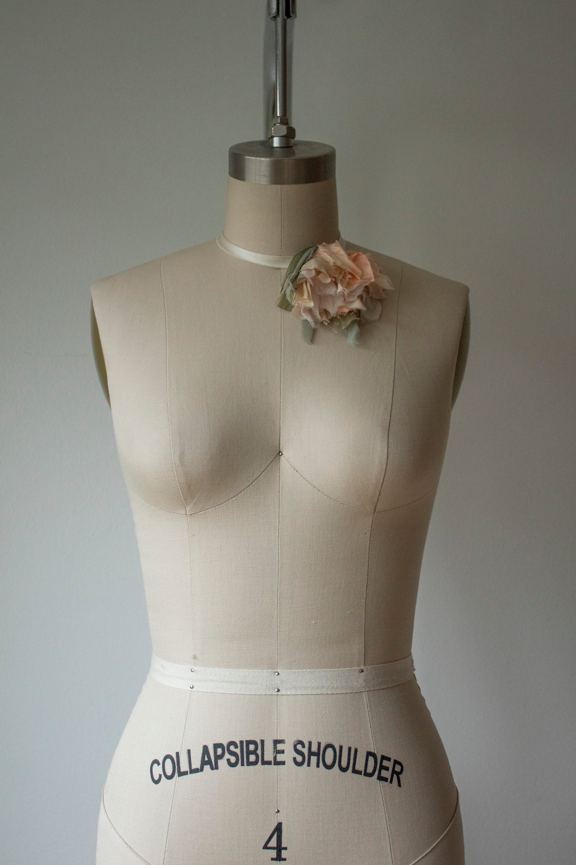 N° 44 crushed bloom choker - speckled tarako peach - M