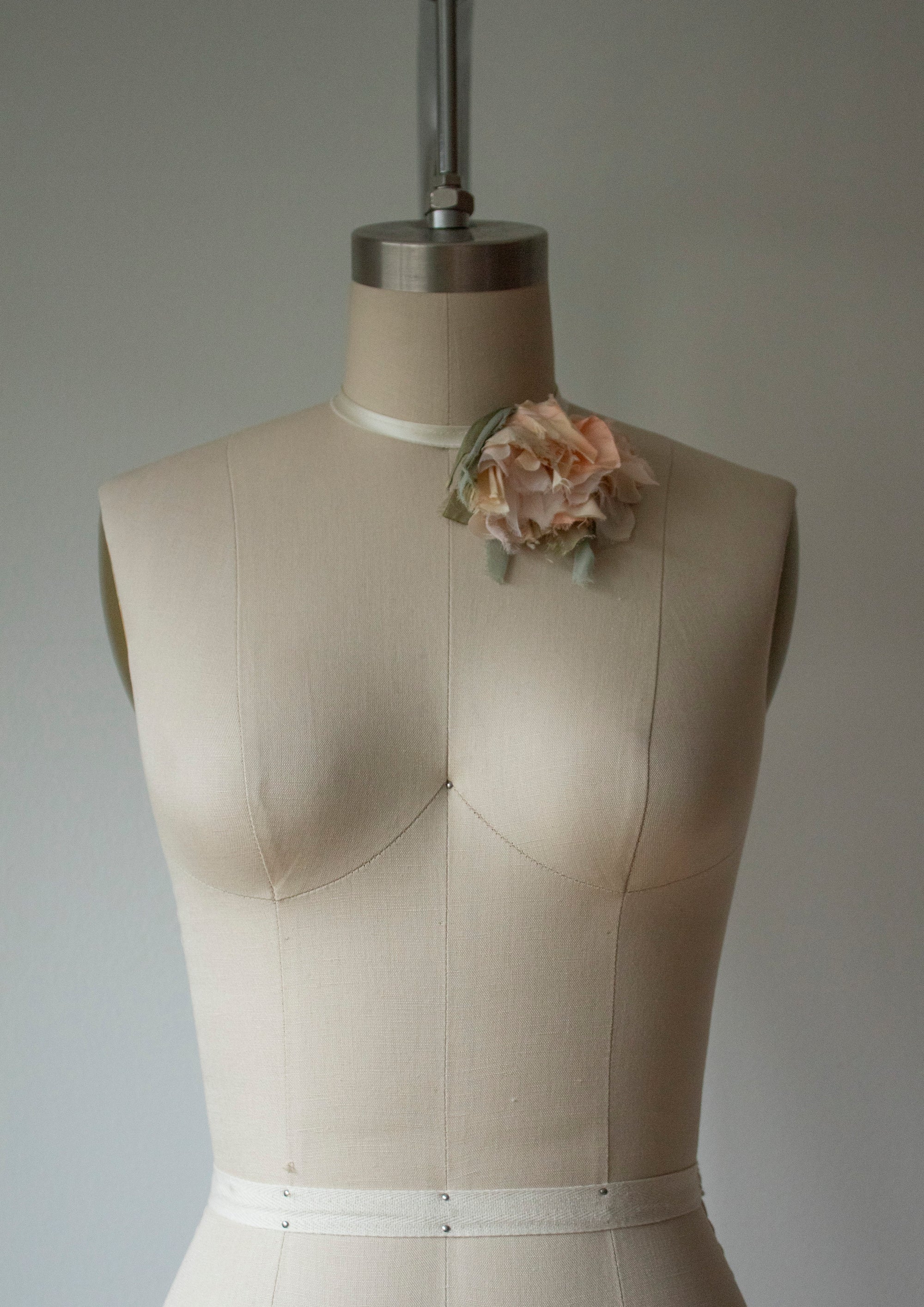 N° 44 crushed bloom choker - speckled tarako peach - M