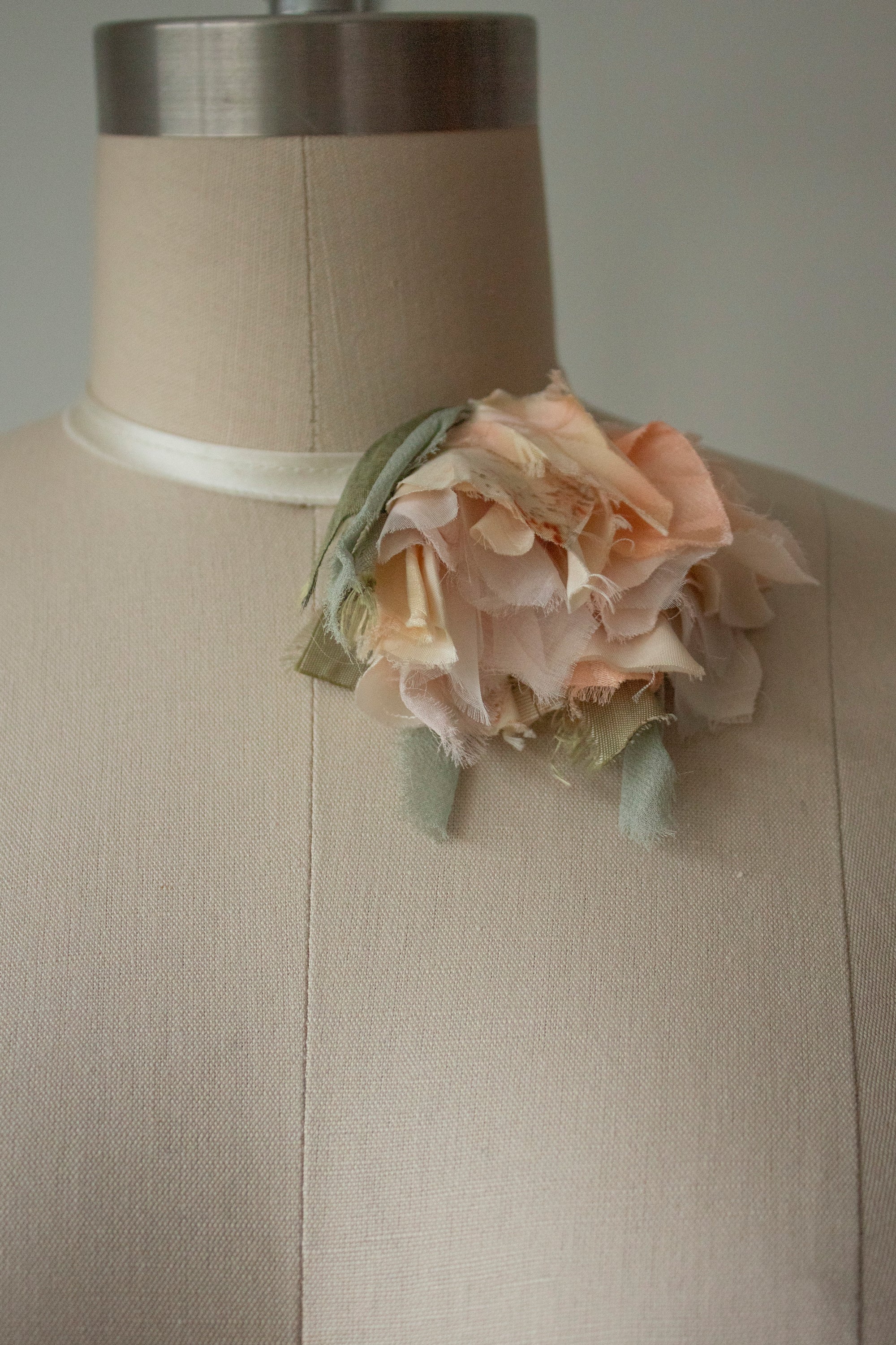 N° 44 crushed bloom choker - speckled tarako peach - M