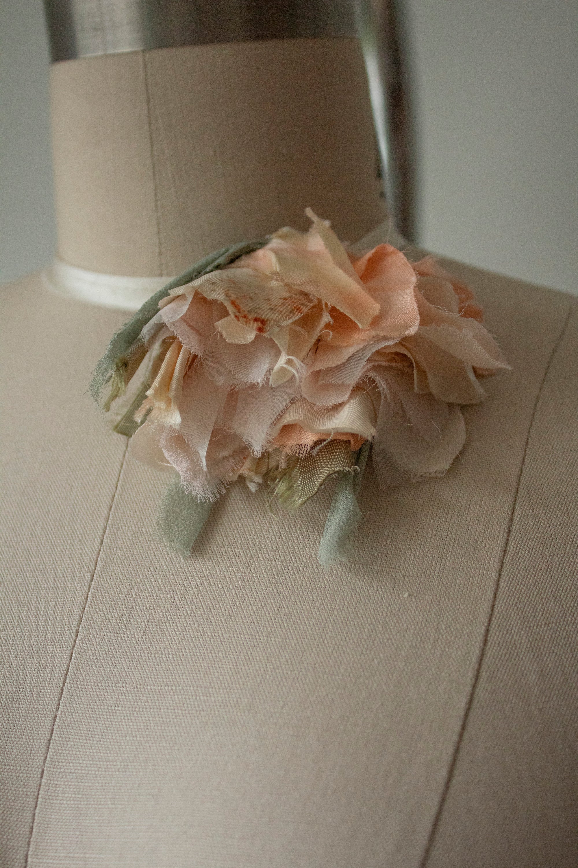 N° 44 crushed bloom choker - speckled tarako peach - M