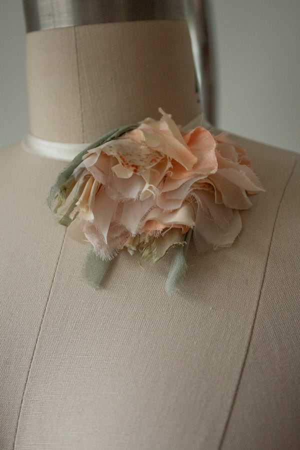 N° 44 crushed bloom choker - speckled tarako peach - M