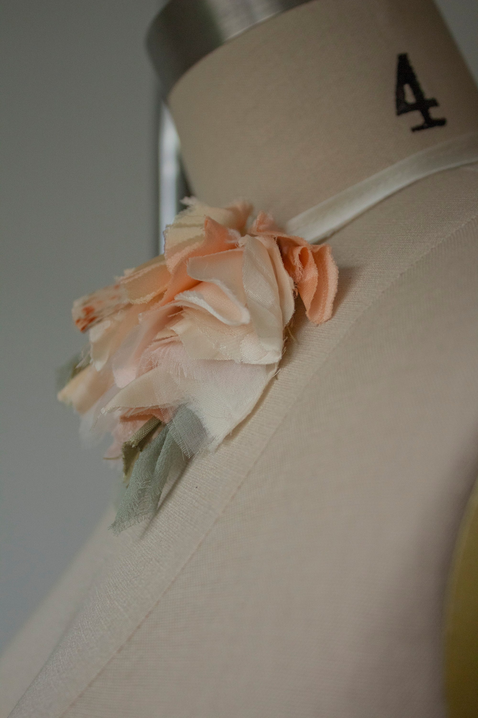 N° 44 crushed bloom choker - speckled tarako peach - M