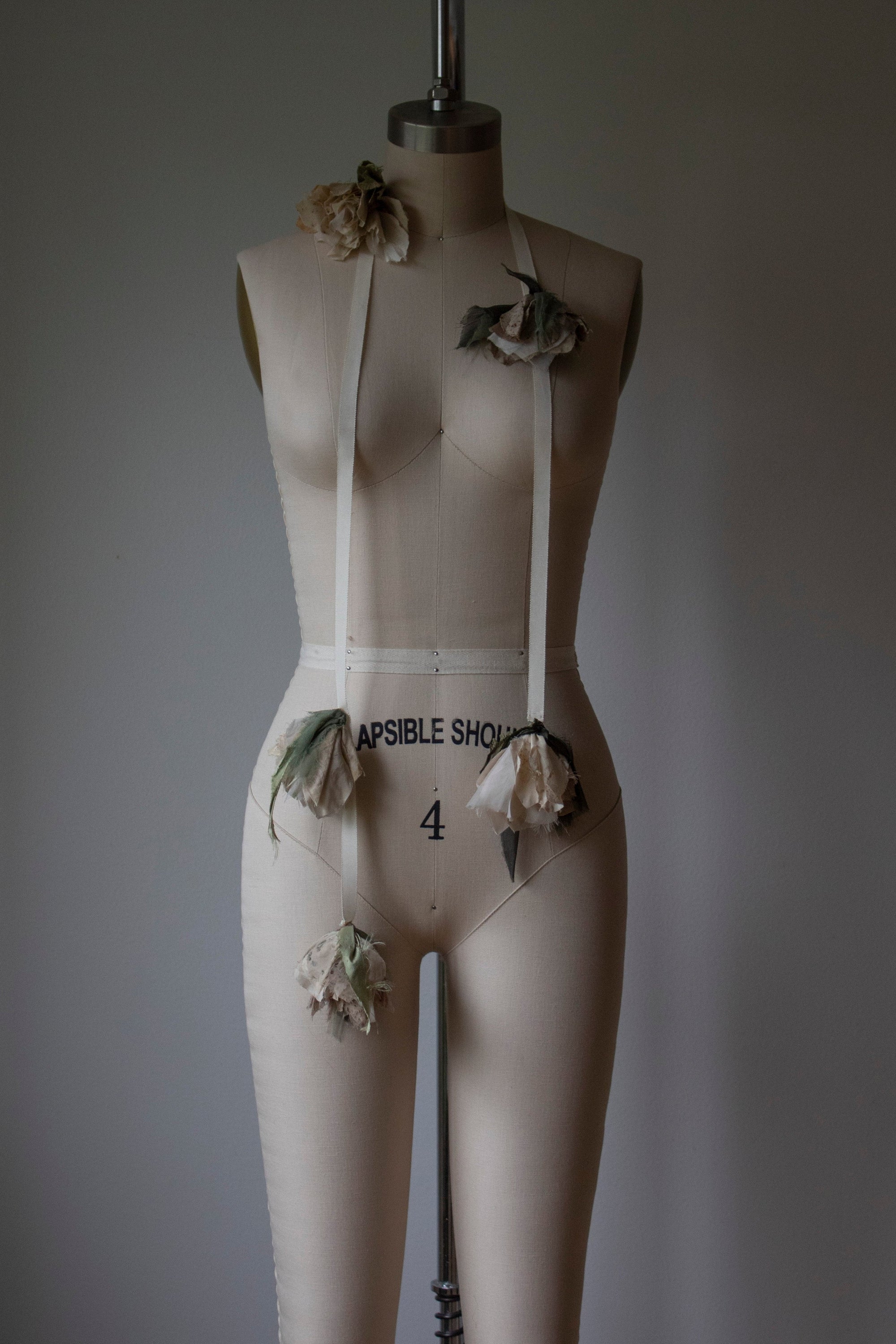 N° 155 falling flower accessory - botanical speckled grey - 3