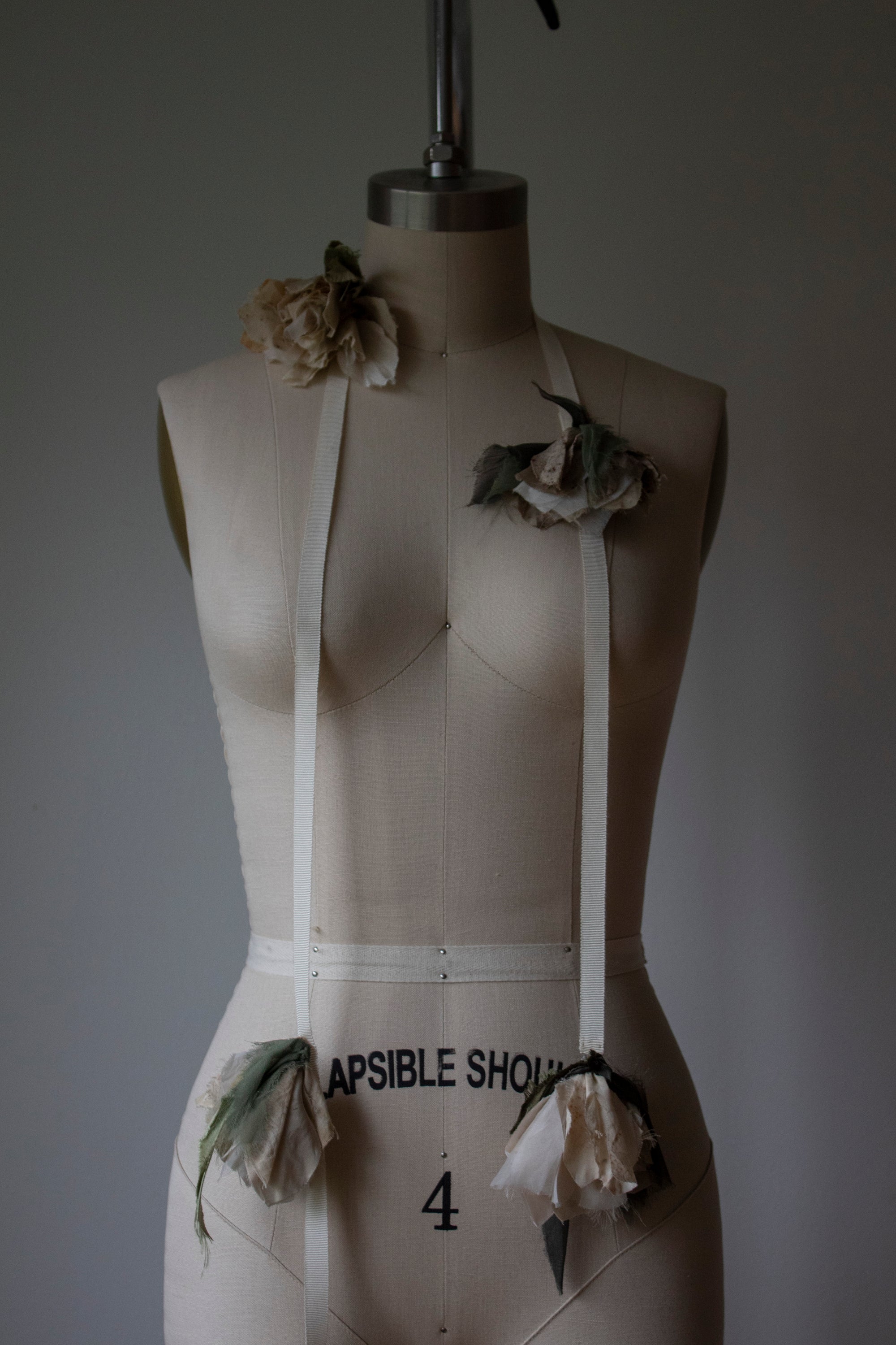 N° 155 falling flower accessory - botanical speckled grey - 3