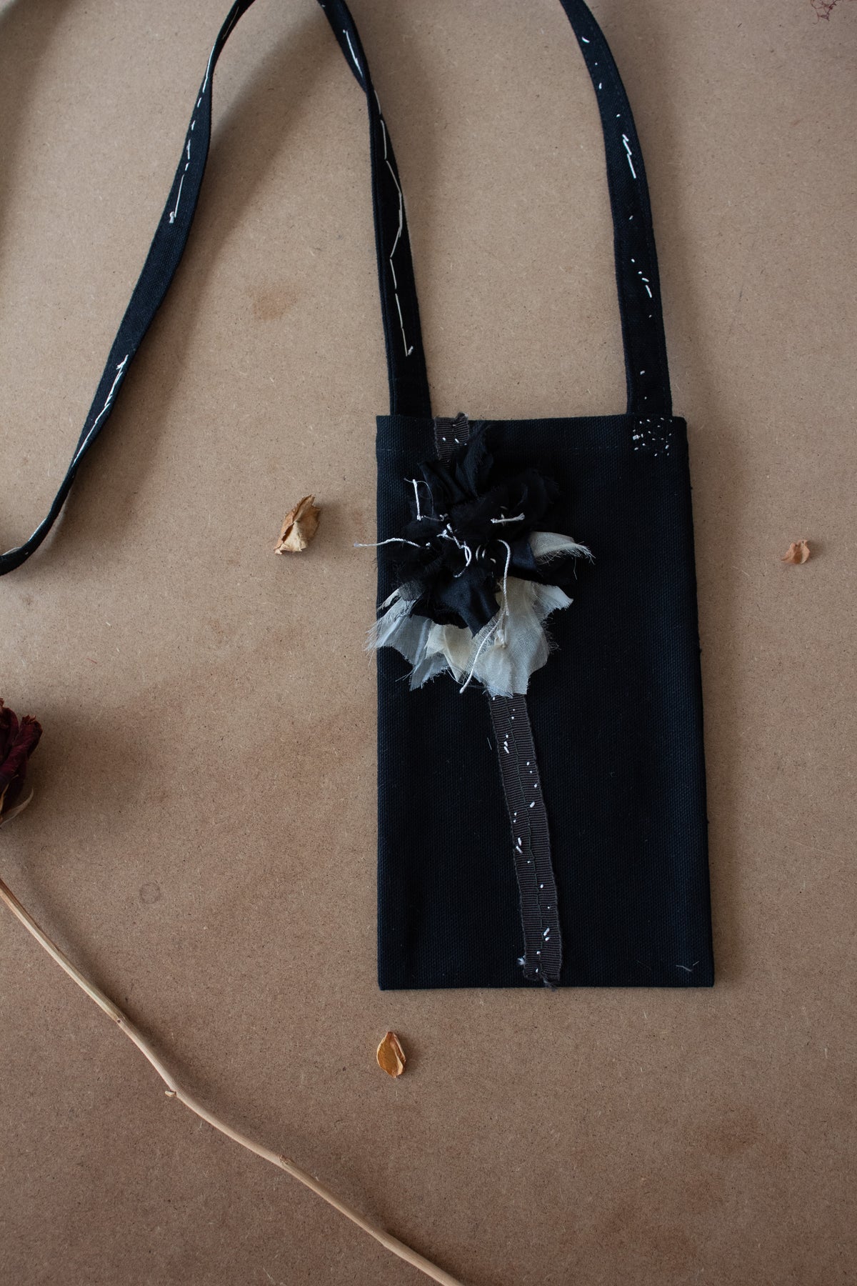 N° 113 constellation crossbody phone pouch - black/white