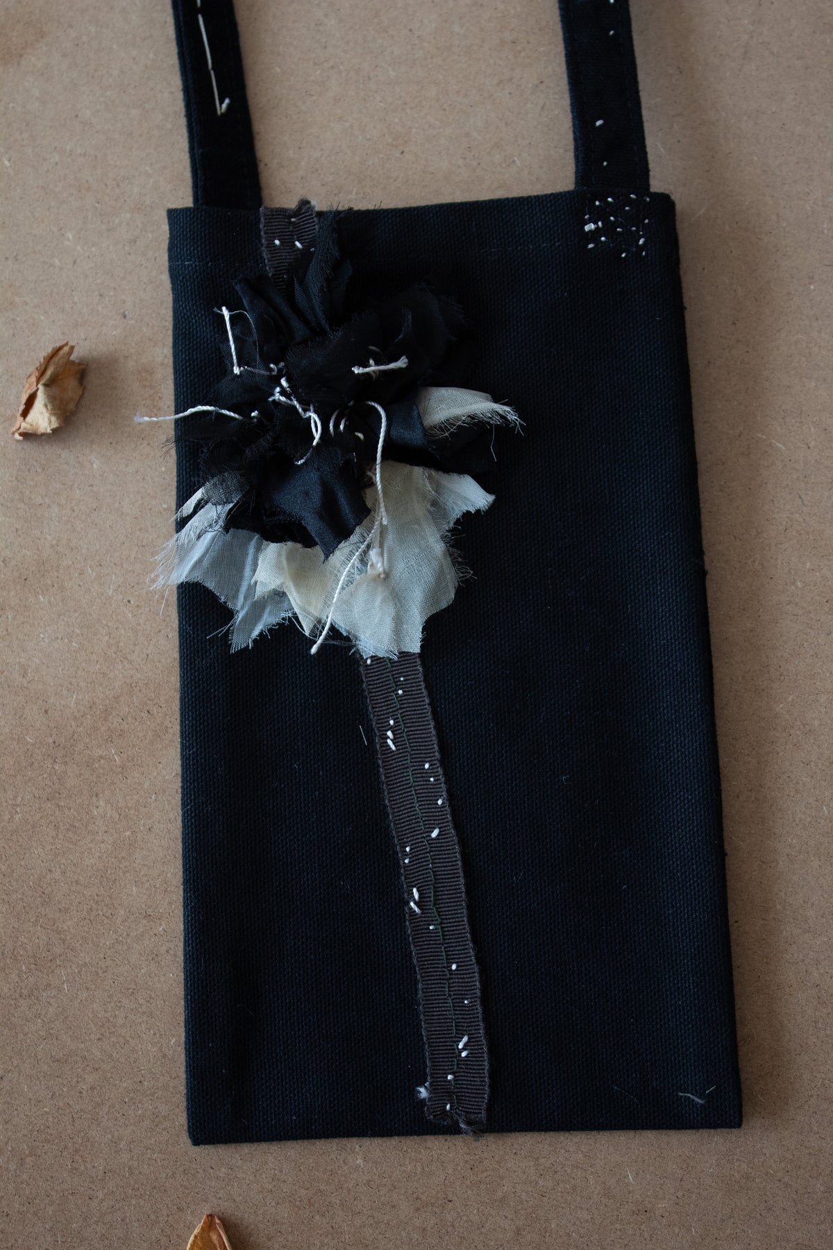 N° 113 constellation crossbody phone pouch - black/white