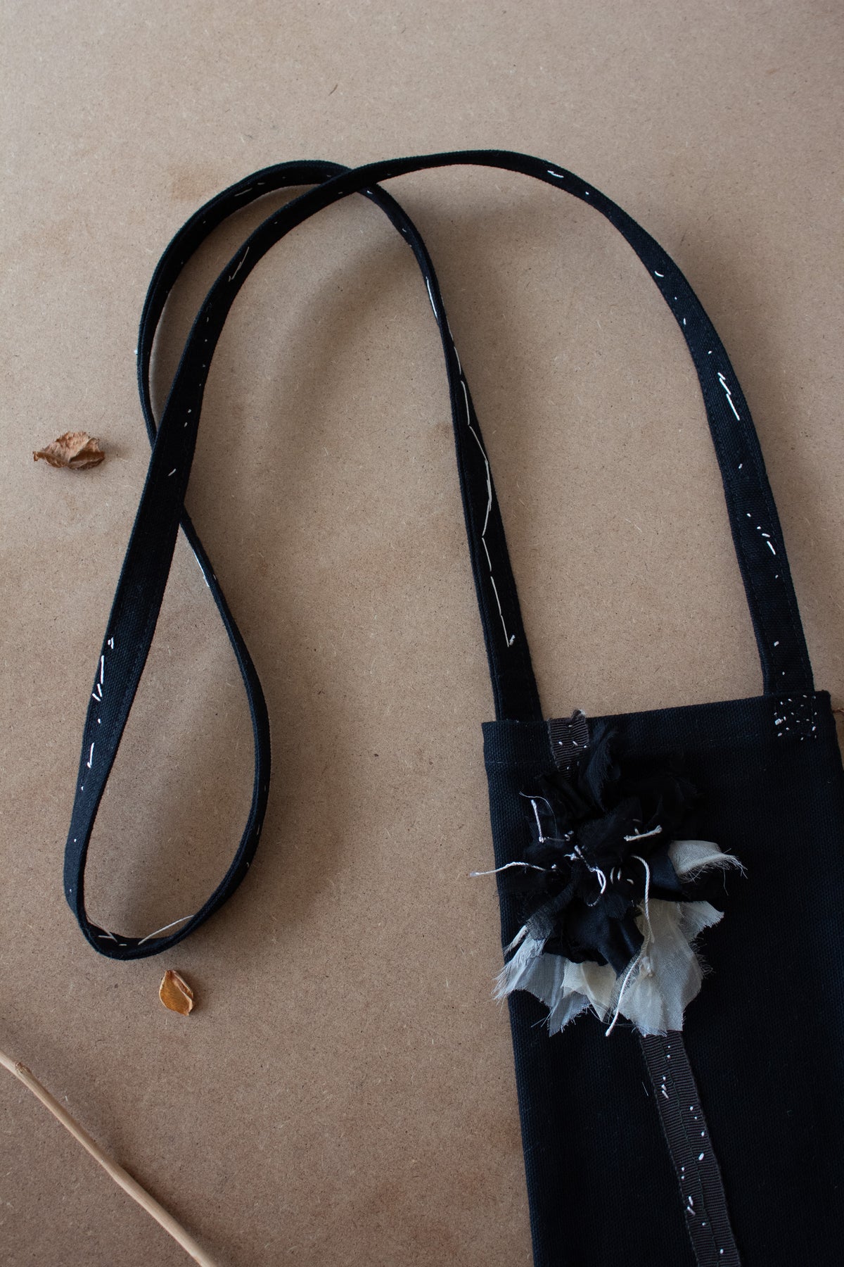 N° 113 constellation crossbody phone pouch - black/white