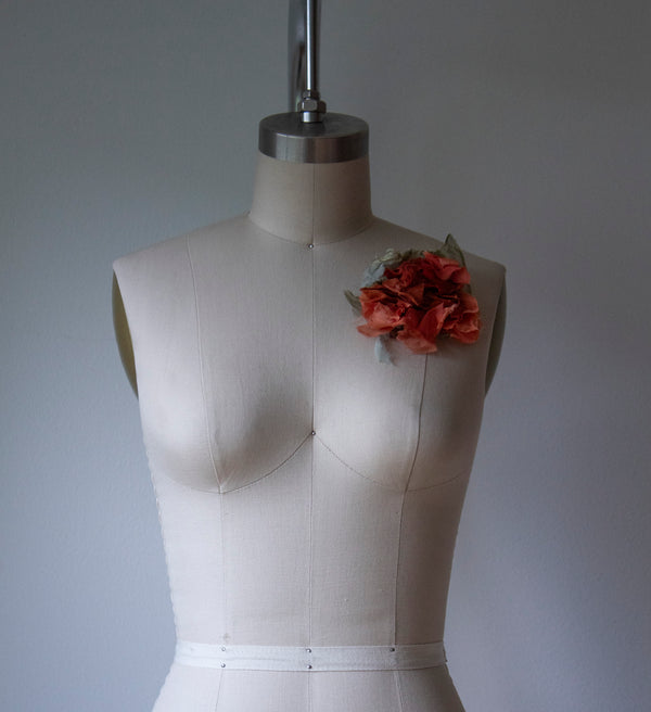 N° 51 crushed bloom brooch - shudei terracotta - M