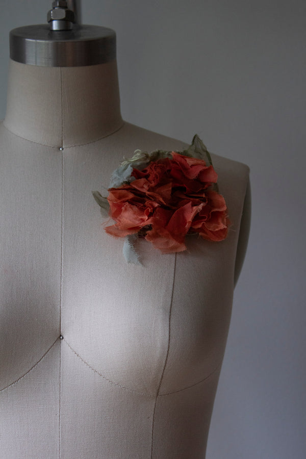 N° 51 crushed bloom brooch - shudei terracotta - M