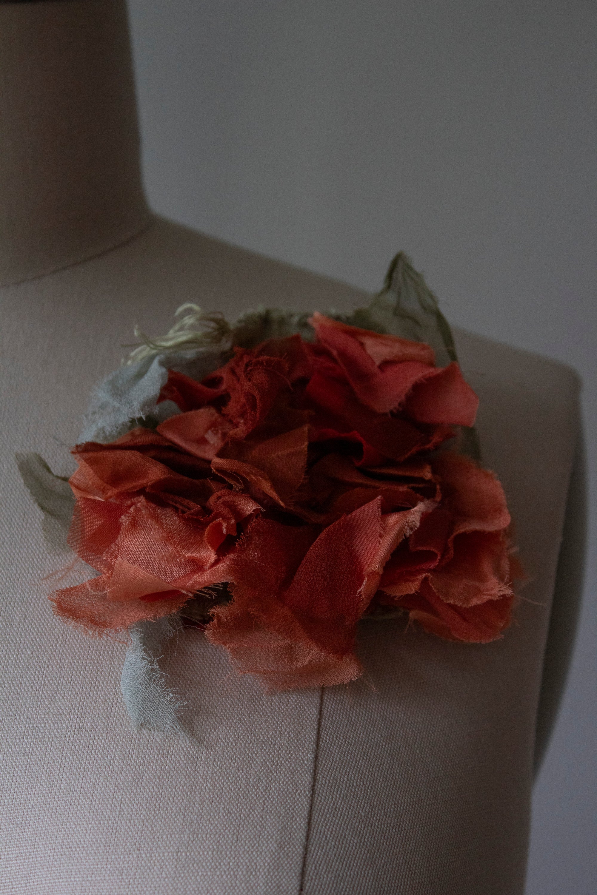 N° 51 crushed bloom brooch - shudei terracotta - M