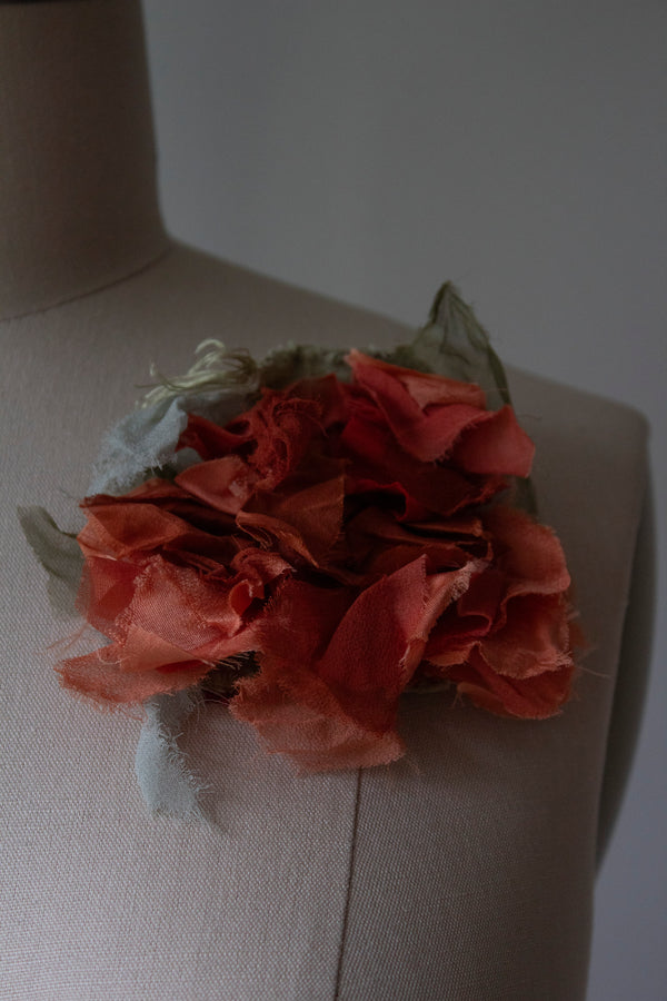 N° 51 crushed bloom brooch - shudei terracotta - M